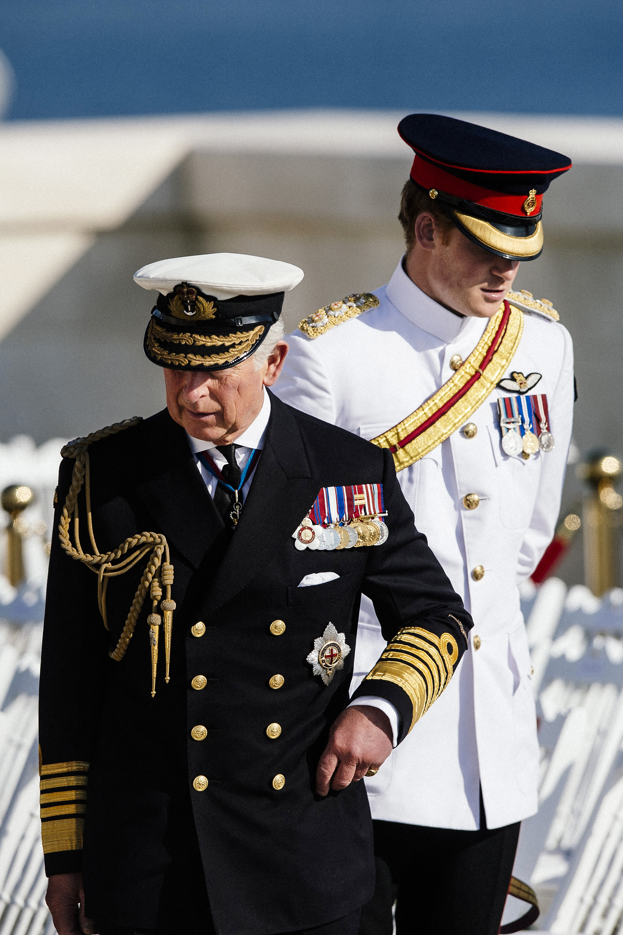 König Charles III. und Prinz Harry bei einer Gedenkfeier zum 100. Jahrestag des Beginns der Schlacht von Gallipoli auf der Halbinsel Gallipoli in der Türkei am 24. April 2015 | Quelle: Getty Images