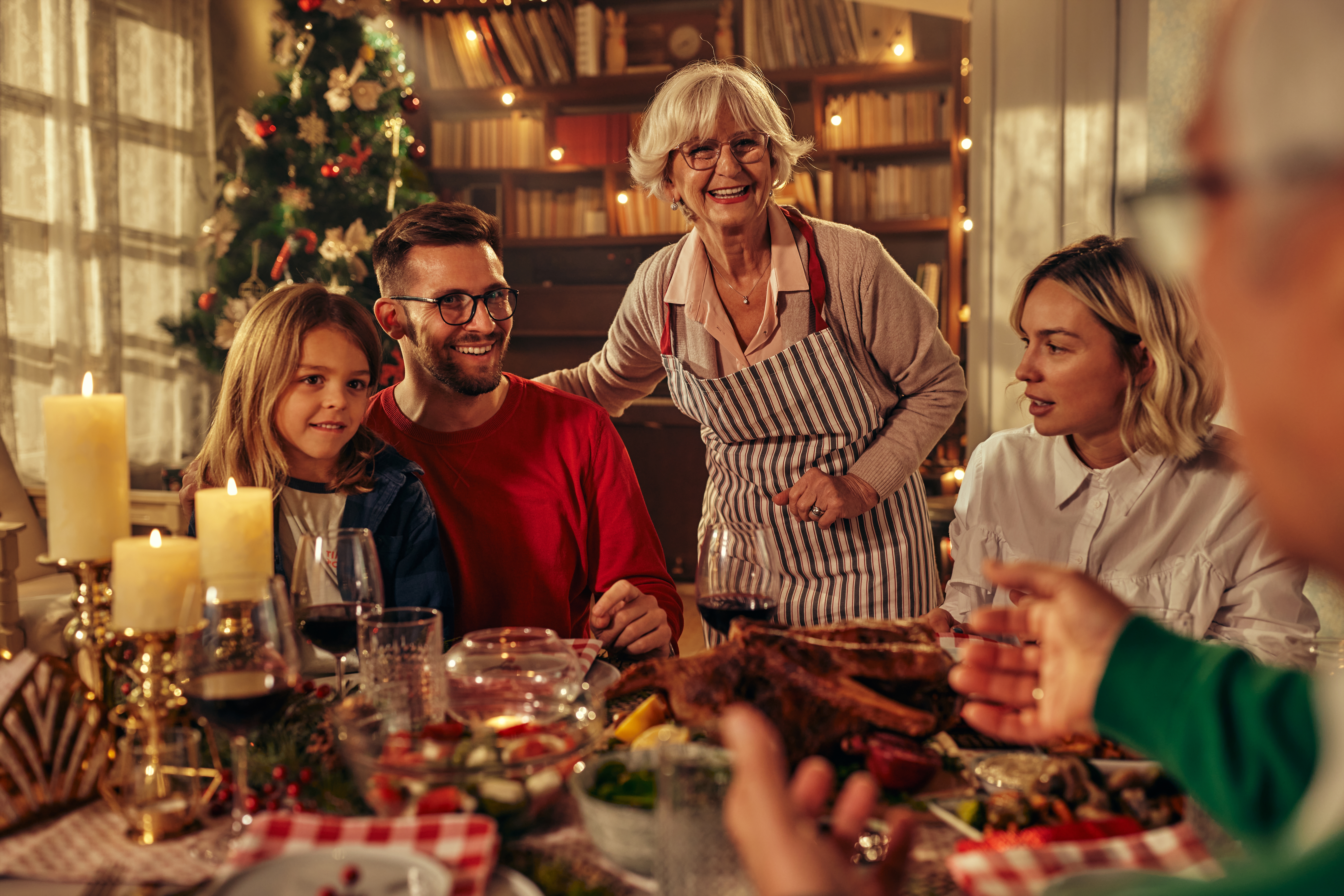 Familienmitglieder bei einem Weihnachtsessen | Quelle: Shutterstock
