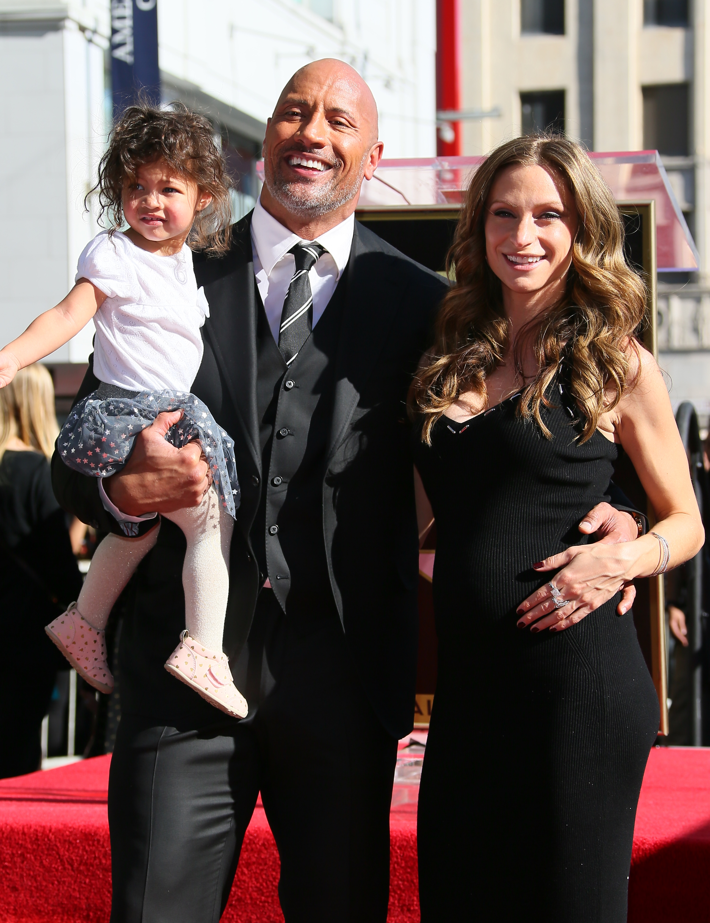 Dwayne Johnson, Lauren Hashian und Jasmine Johnson nehmen an einer Zeremonie teil, bei der er am 13. Dezember 2017 mit einem Stern auf dem Hollywood Walk of Fame geehrt wird: Getty Images