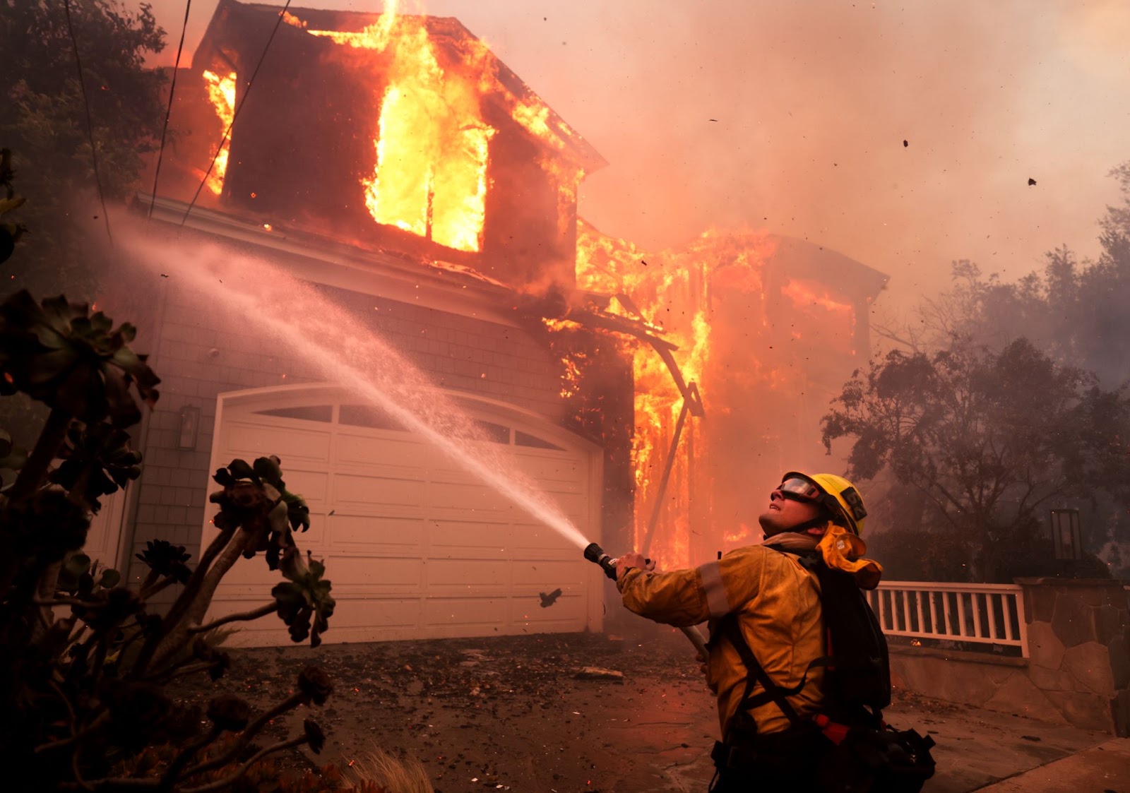 Ein Feuerwehrmann bei der Bekämpfung eines Hausbrandes in Pacific Palisades, Kalifornien, am 7. Januar 2025. | Quelle: Getty Images