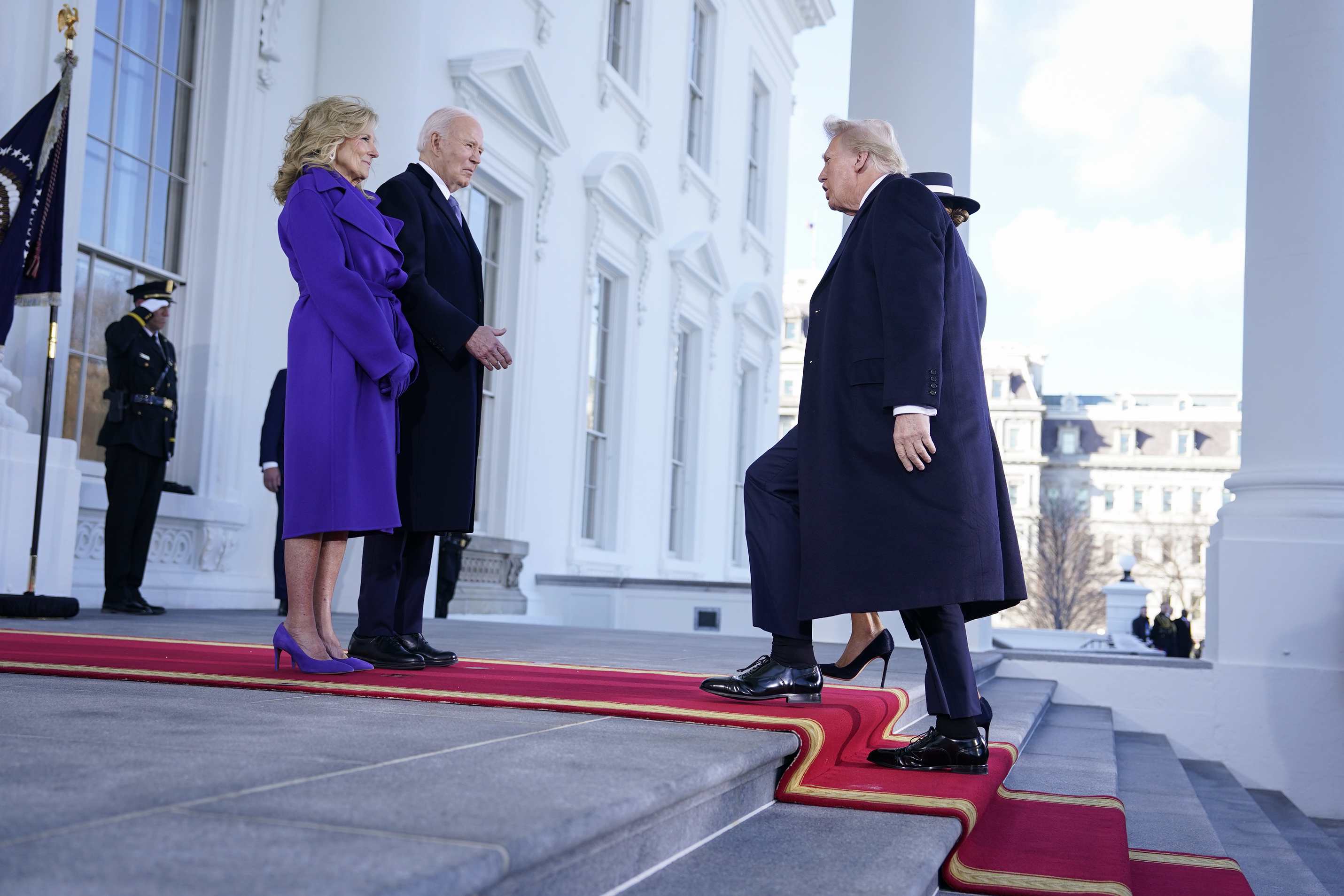 Präsident Joe Biden und First Lady Jill Biden begrüßen den designierten Präsidenten Donald Trump und Melania Trump im Weißen Haus vor der 60. Amtseinführung am 20. Januar 2025 | Quelle: Getty Images