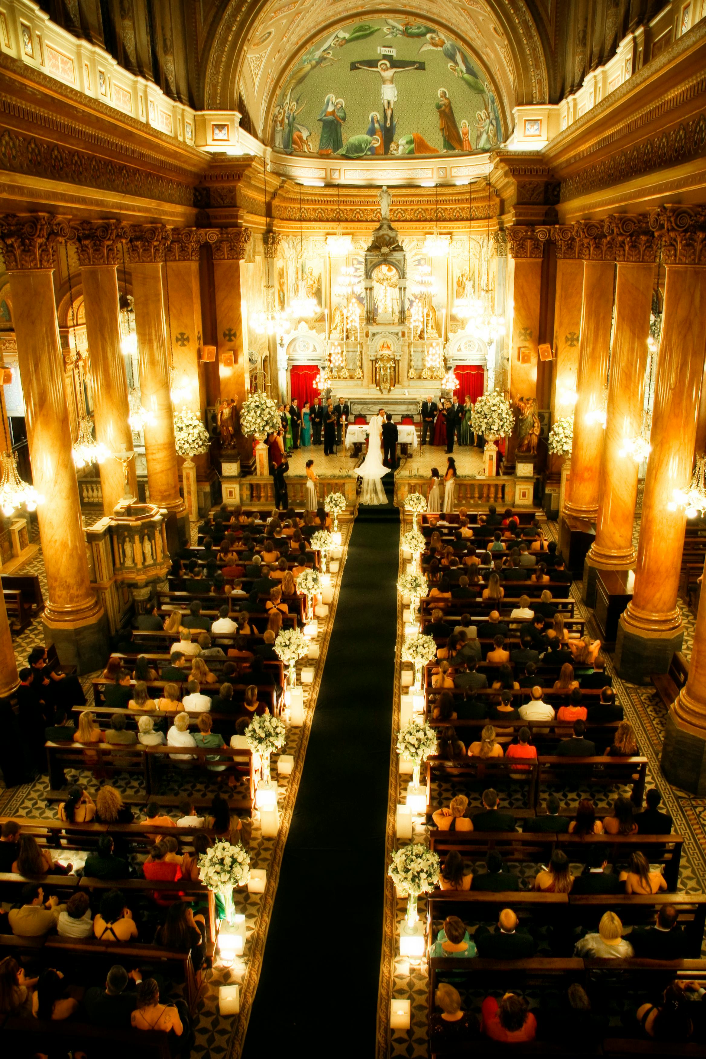 Eine Menschenmenge bei einer kirchlichen Hochzeit | Quelle: Pexels