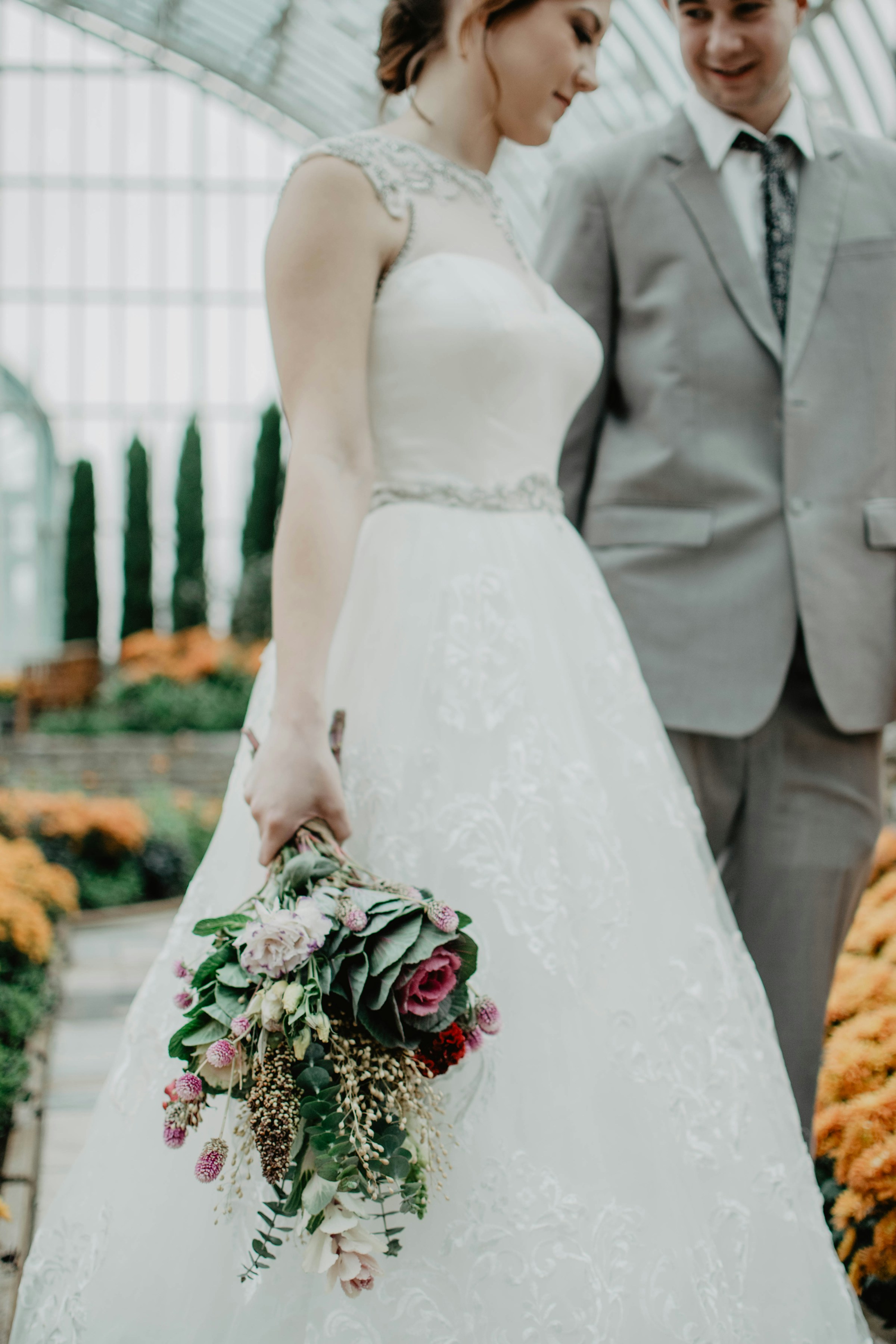 Braut und Bräutigam bei ihrer Hochzeit | Quelle: Unsplash