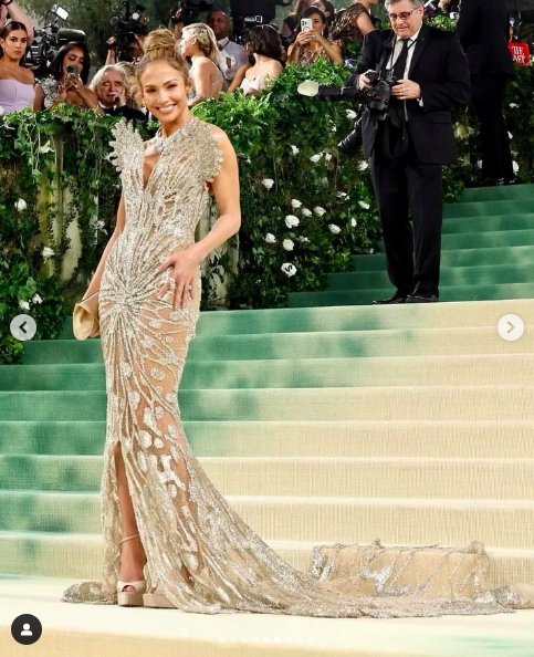 Jennifer Lopez posiert für ein Foto in ihrem Schiaparelli-Kleid, gepostet am 7. Mai 2024 | Quelle: Instagram/marielhaenn