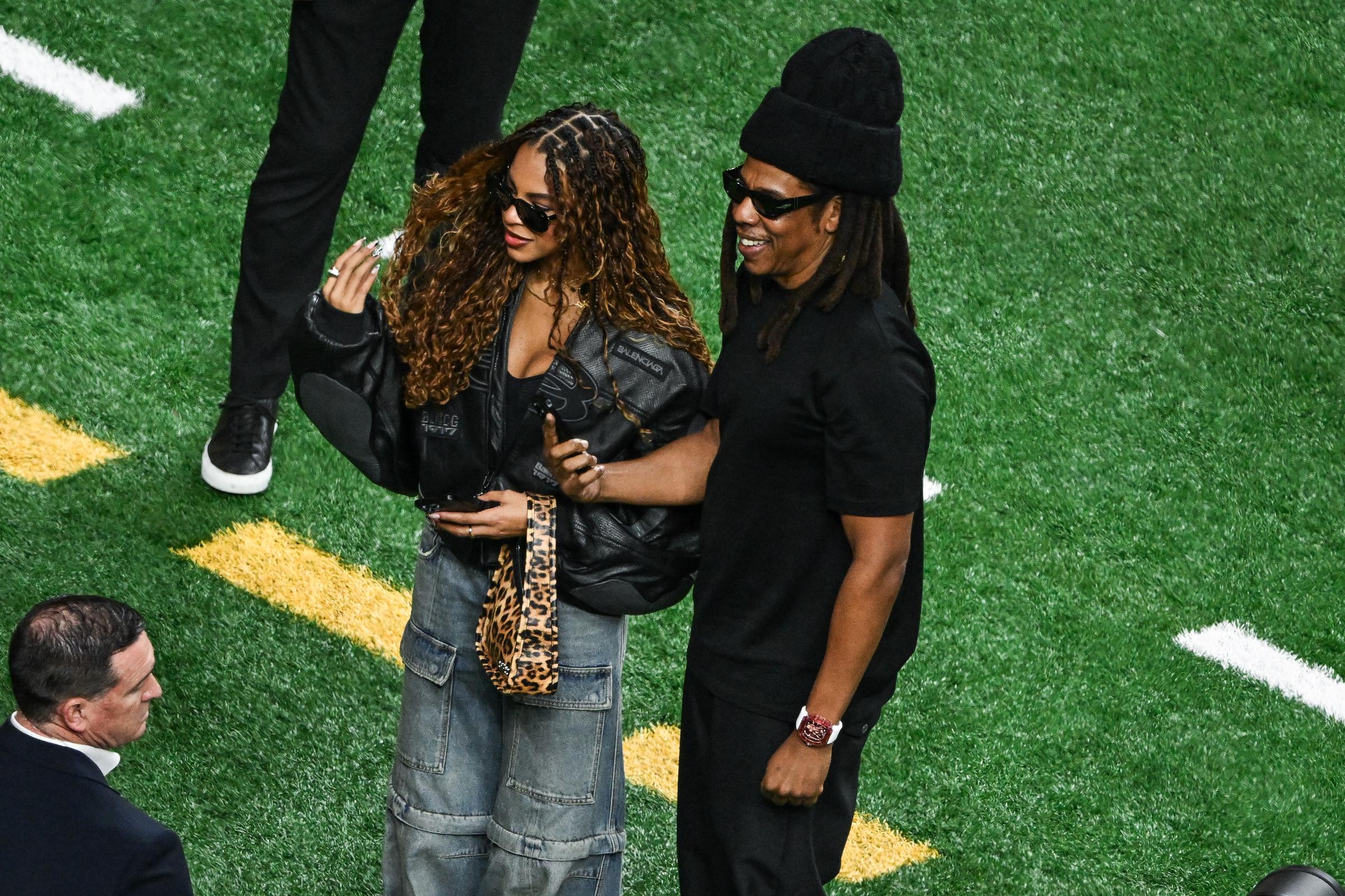 Blue Ivy Carter und Jay-Z im Caesars Superdome in New Orleans, vor dem Super Bowl LIX, am Sonntag, 9. Februar 2025 | Quelle: Getty Images