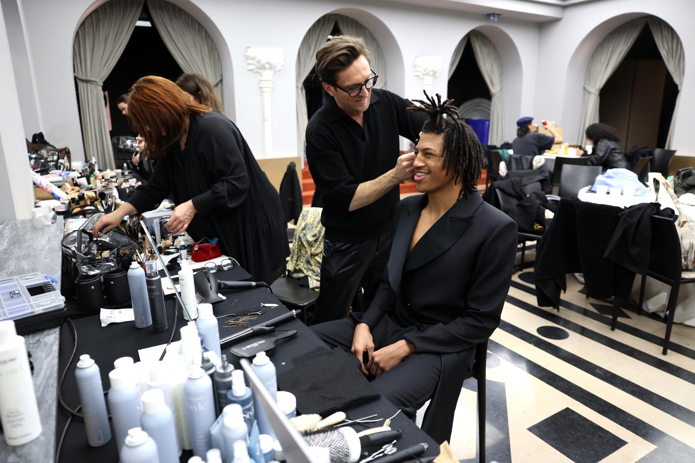 Henry Samuel bereitet sich backstage auf der Pariser Modewoche vor | Quelle: Getty Images