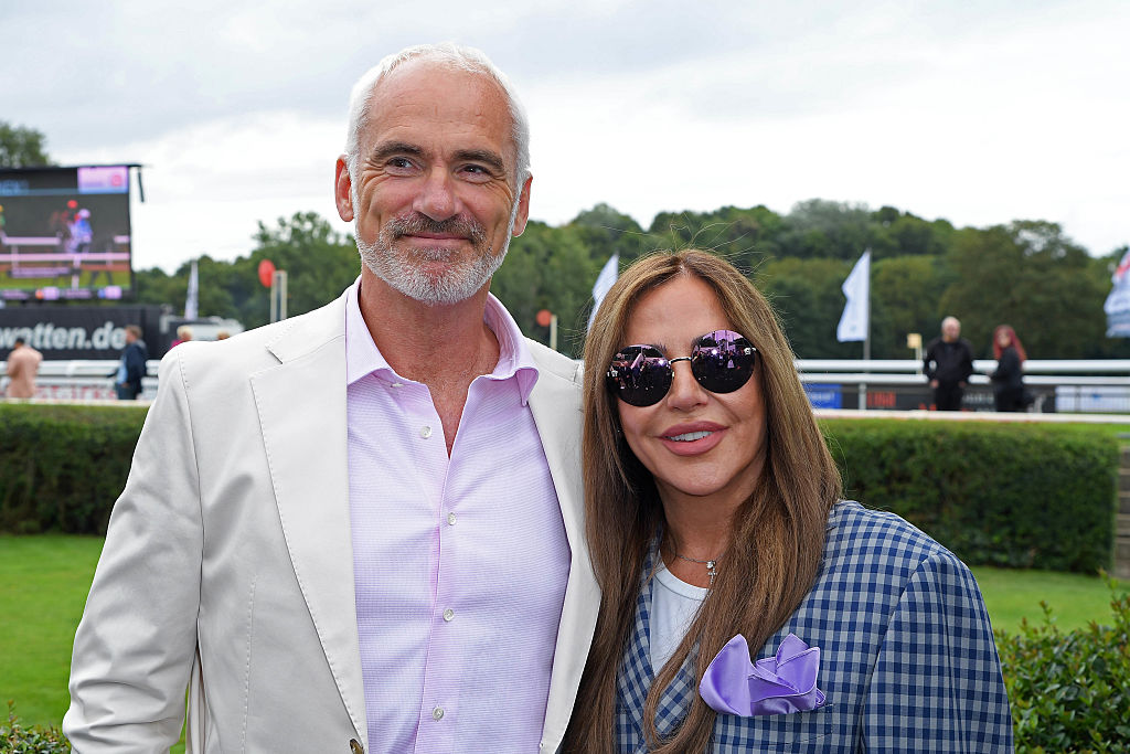 Simone Thomalla und ihr Partner Rene Merten beim Audi Ascot Renntag auf der Trabrennbahn Neue Bult am 24. August 2025 in Hannover, Deutschland | Quelle: Getty Images
