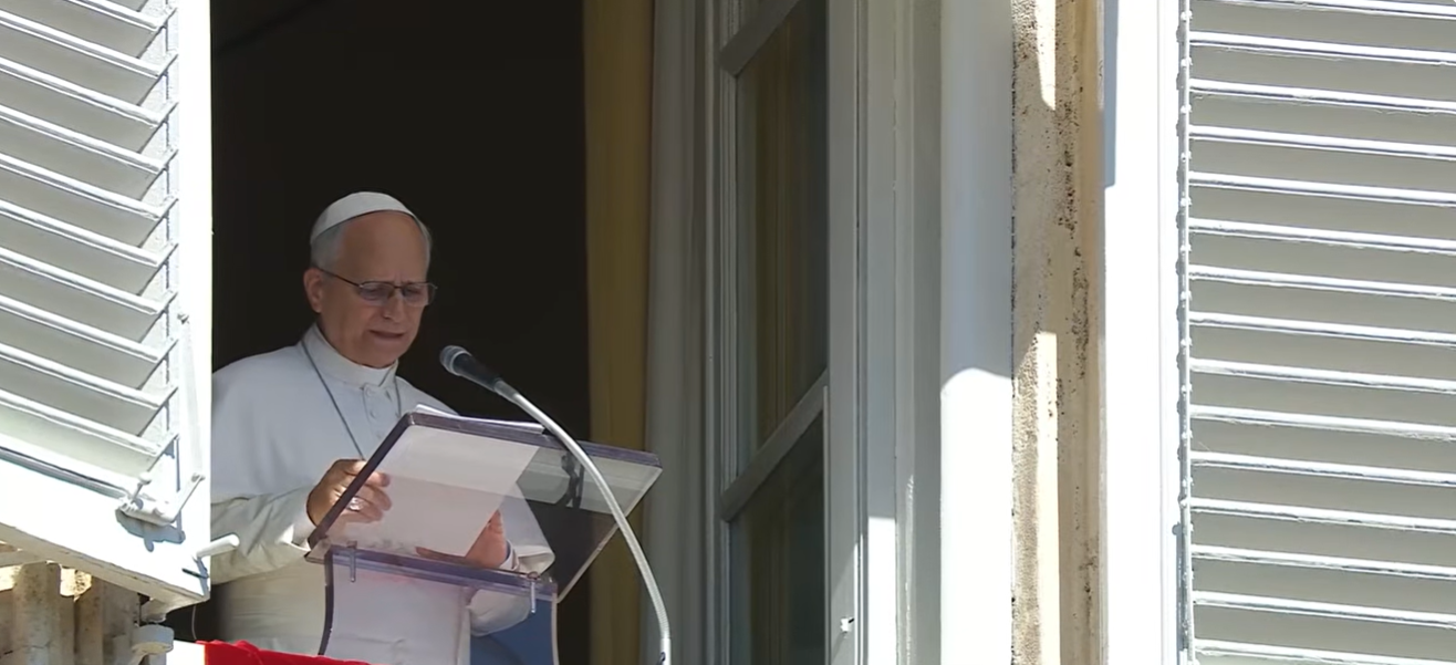 Papst Leo XIV. liest am Sonntag, dem 11. Oktober 2026, während seines üblichen Angelusgebets im Vatikan aus einem Dokument vor. Dabei gab er bekannt, dass Ärzte bei kürzlich durchgeführten medizinischen Untersuchungen einen kleinen, lokal begrenzten Knoten in seiner Lunge entdeckt hatten und eine Operation empfohlen hatten, um diesen zu entfernen. | Quelle: YouTube/Vatican News – English