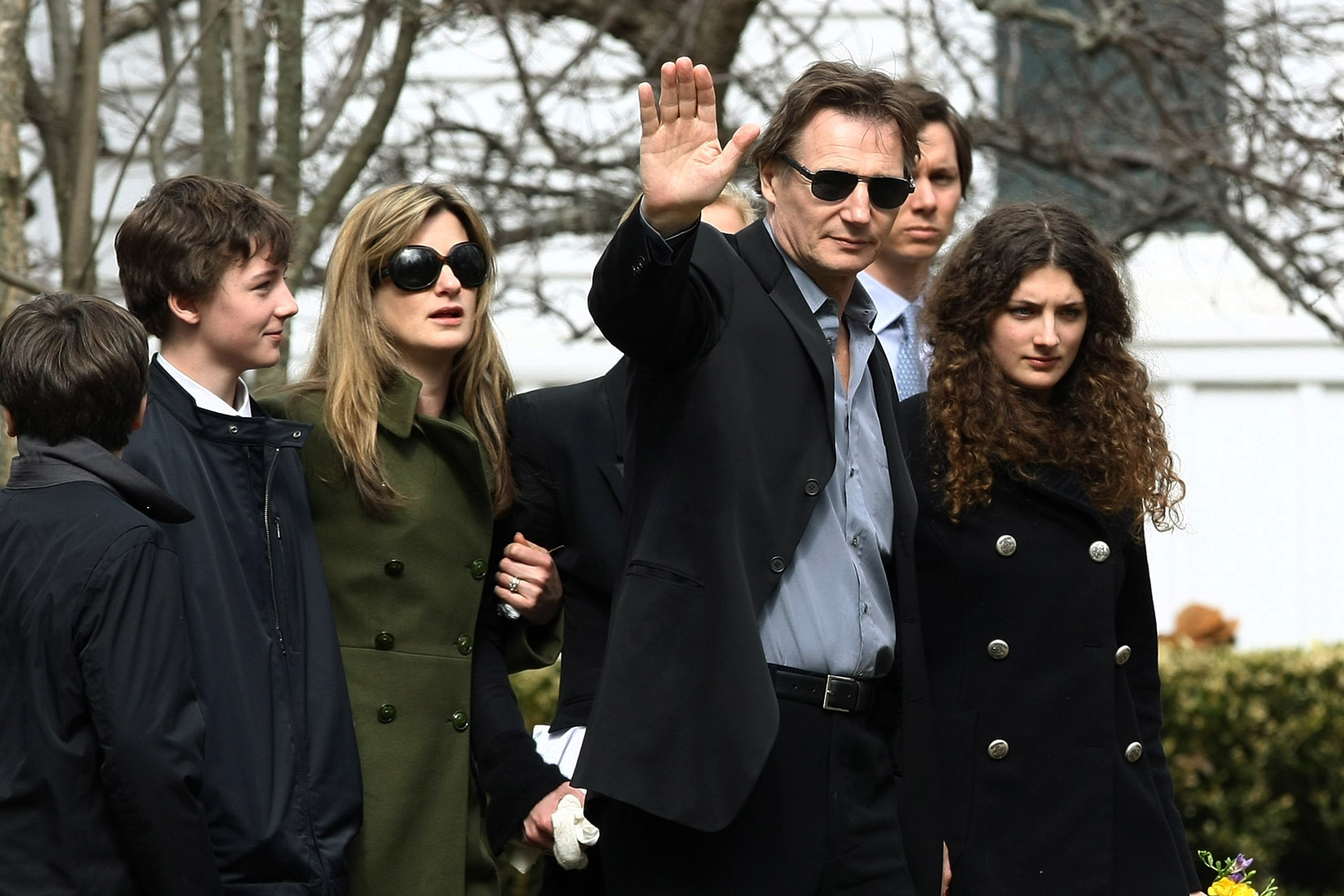 Liam Neeson mit seiner Familie bei der Beerdigung von Natasha Richardson in New York im Jahr 2019. | Quelle: Getty Images