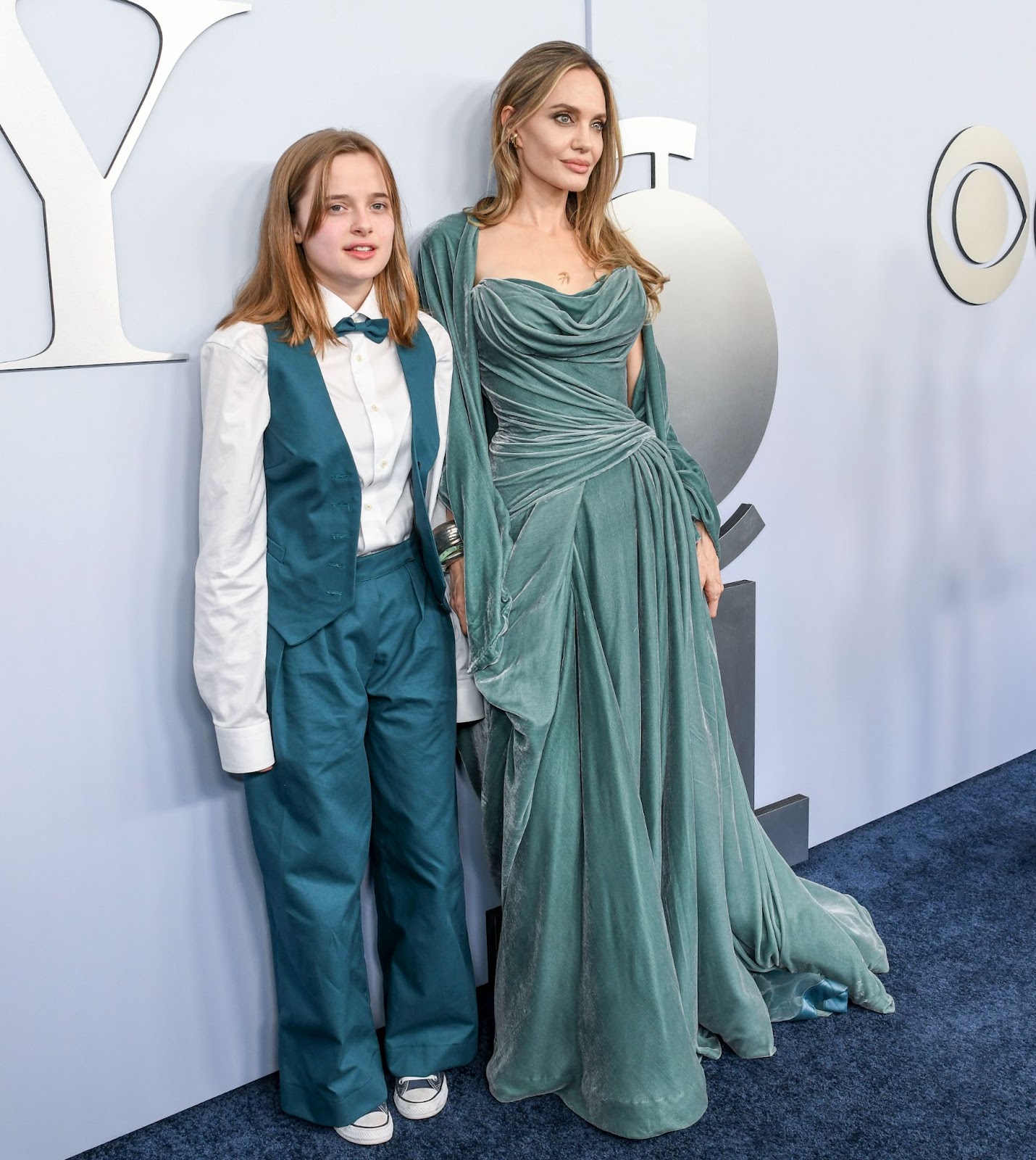 Vivienne Jolie-Pitt und Angelina Jolie bei den 77th Annual Tony Awards am 16. Juni 2024 in New York. | Quelle: Getty Images