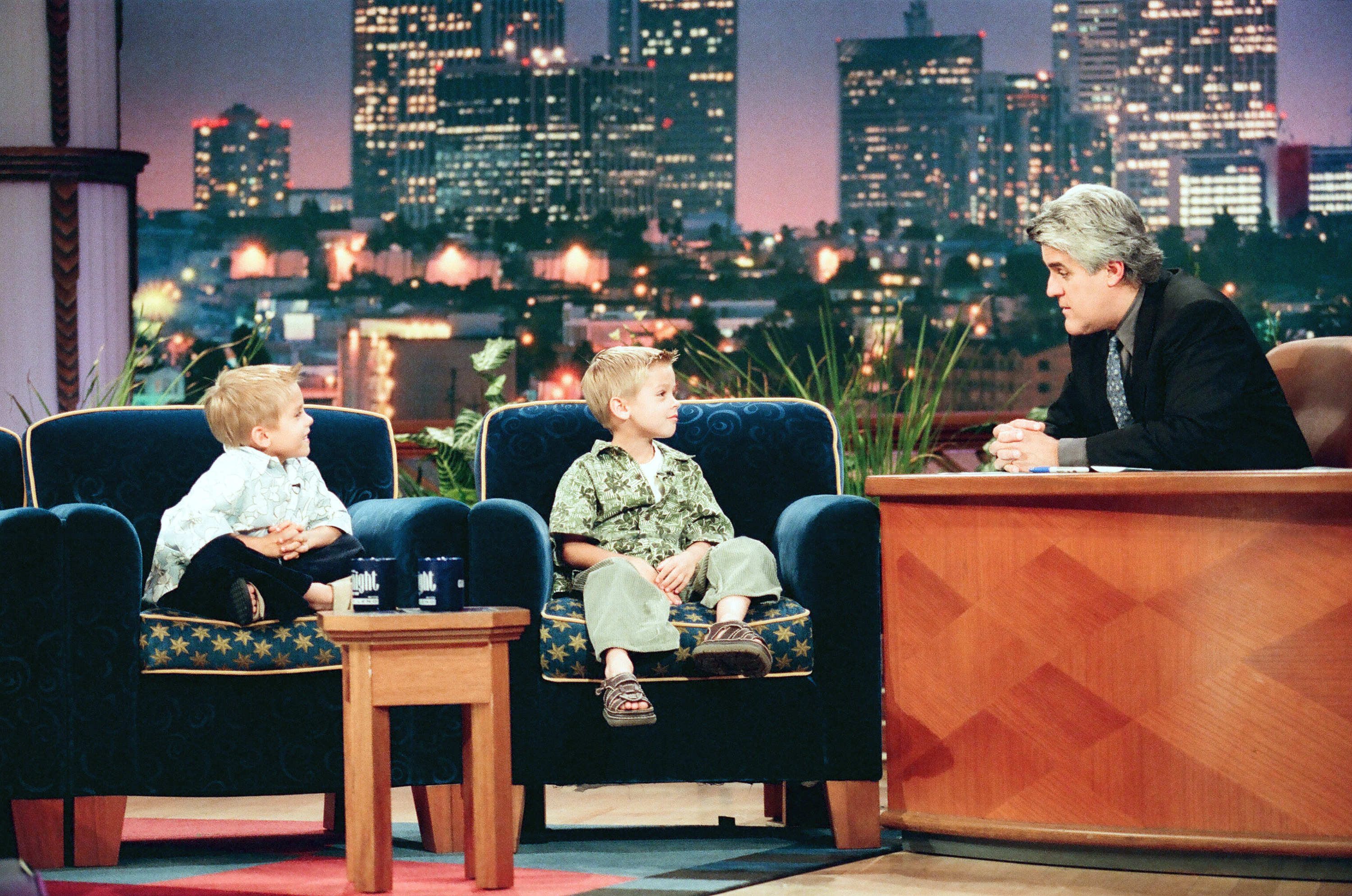 Dylan und Cole Sprouse in der "The Tonight Show with Jay Leno" am 18. Juni 1999. | Quelle: Getty Images