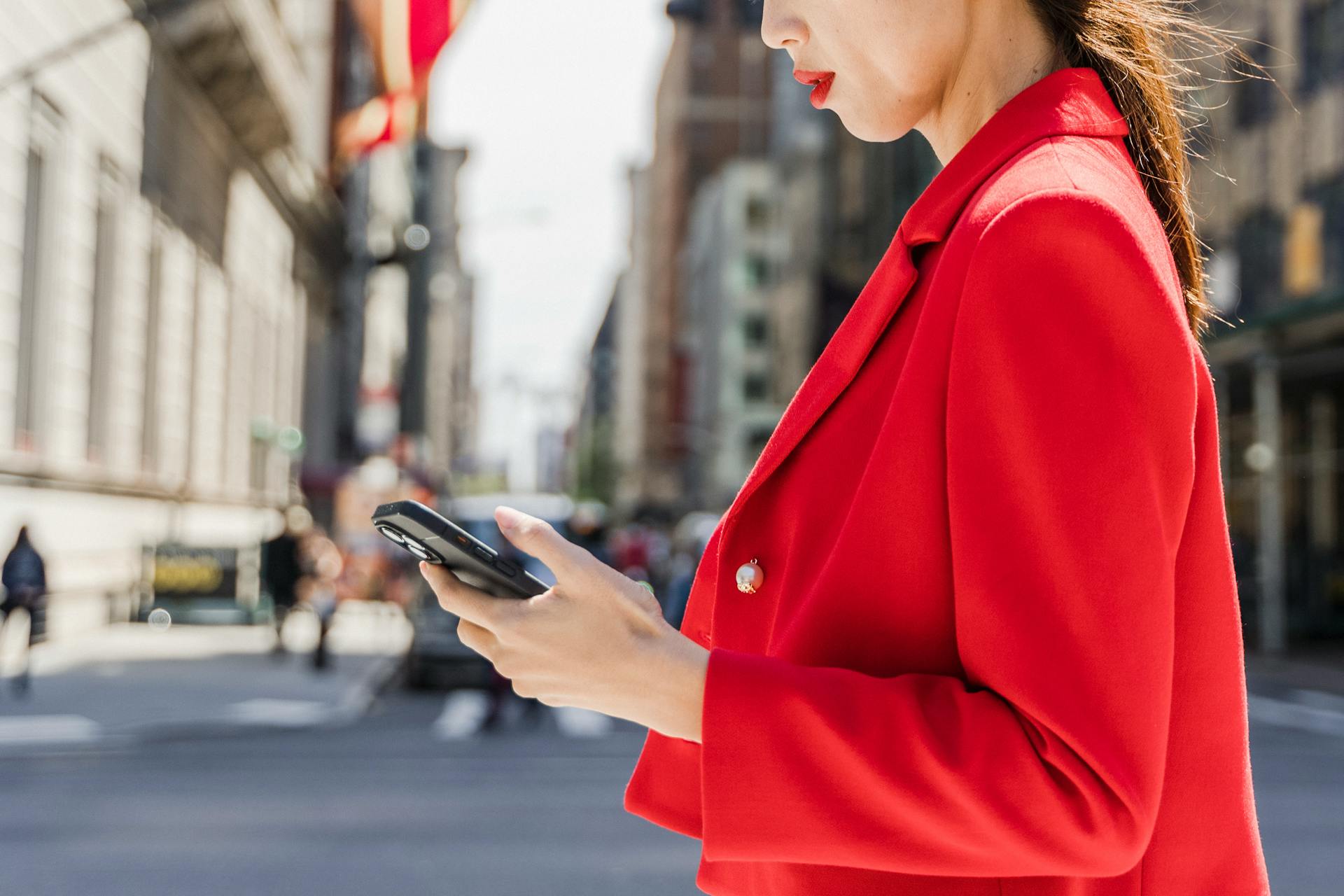 Eine Frau, die ihr Telefon benutzt | Quelle: Pexels