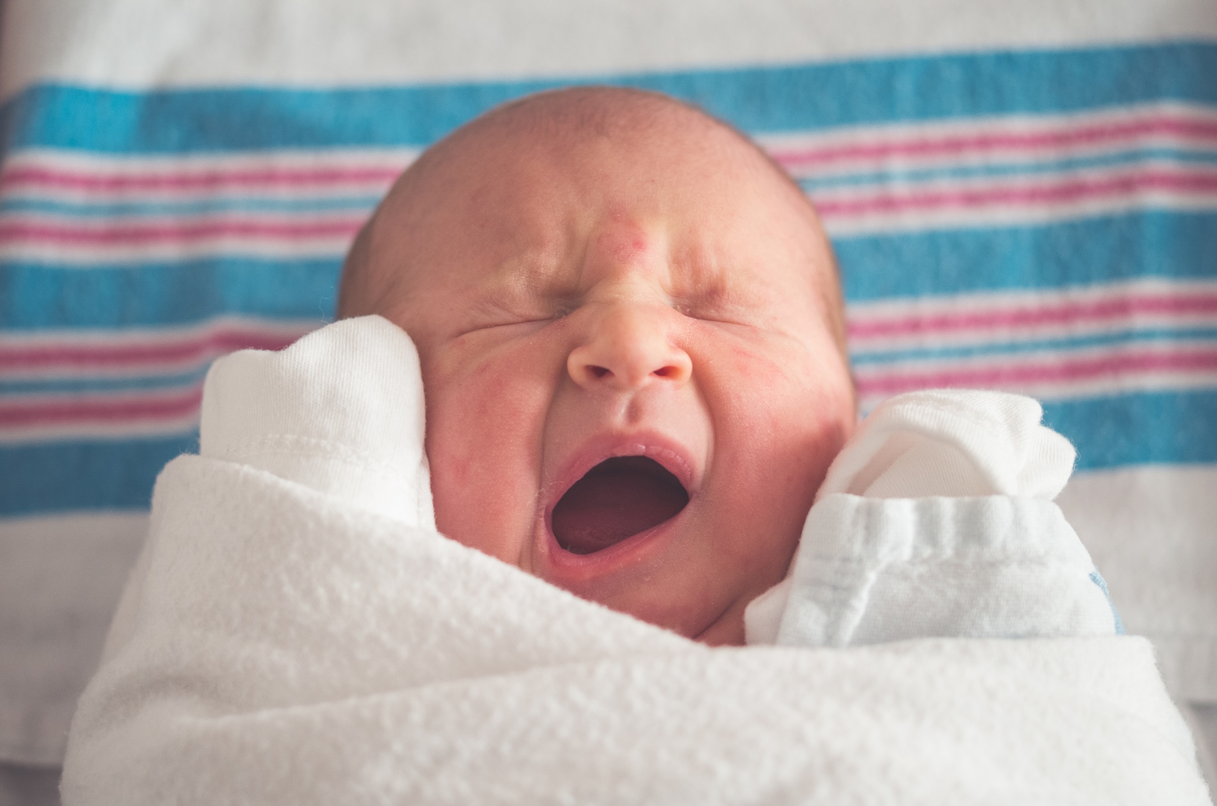 Neugeborenes Baby, das gähnt | Quelle: Unsplash