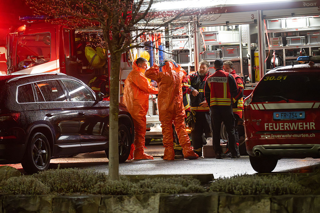 Feuerwehrleute arbeiten am 10. März 2026 am Ort des tödlichen Busbrandes in Kerzers, Schweiz. | Quelle: Getty Images