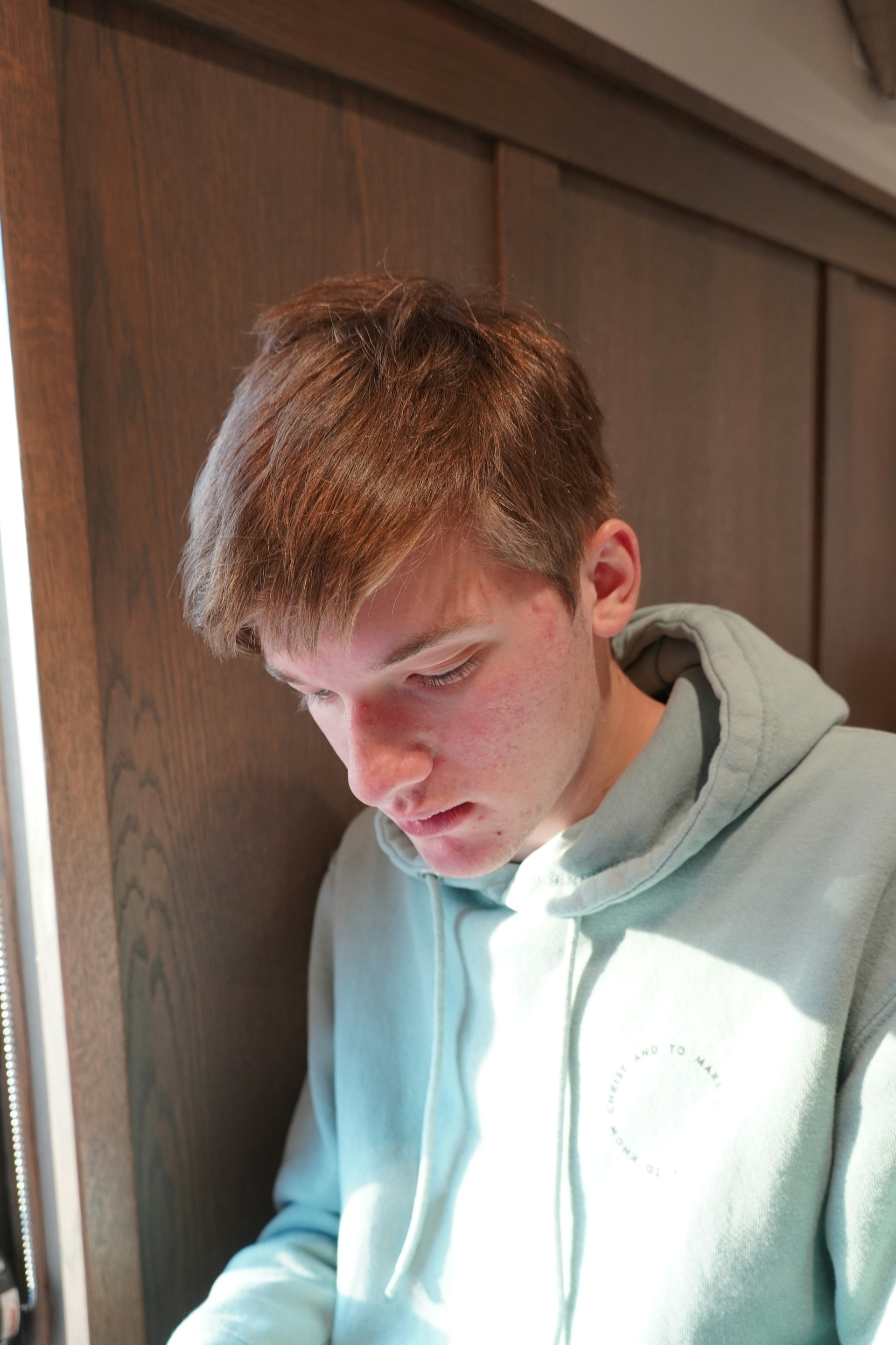 Ein junger Mann lässt den Kopf hängen | Quelle: Unsplash