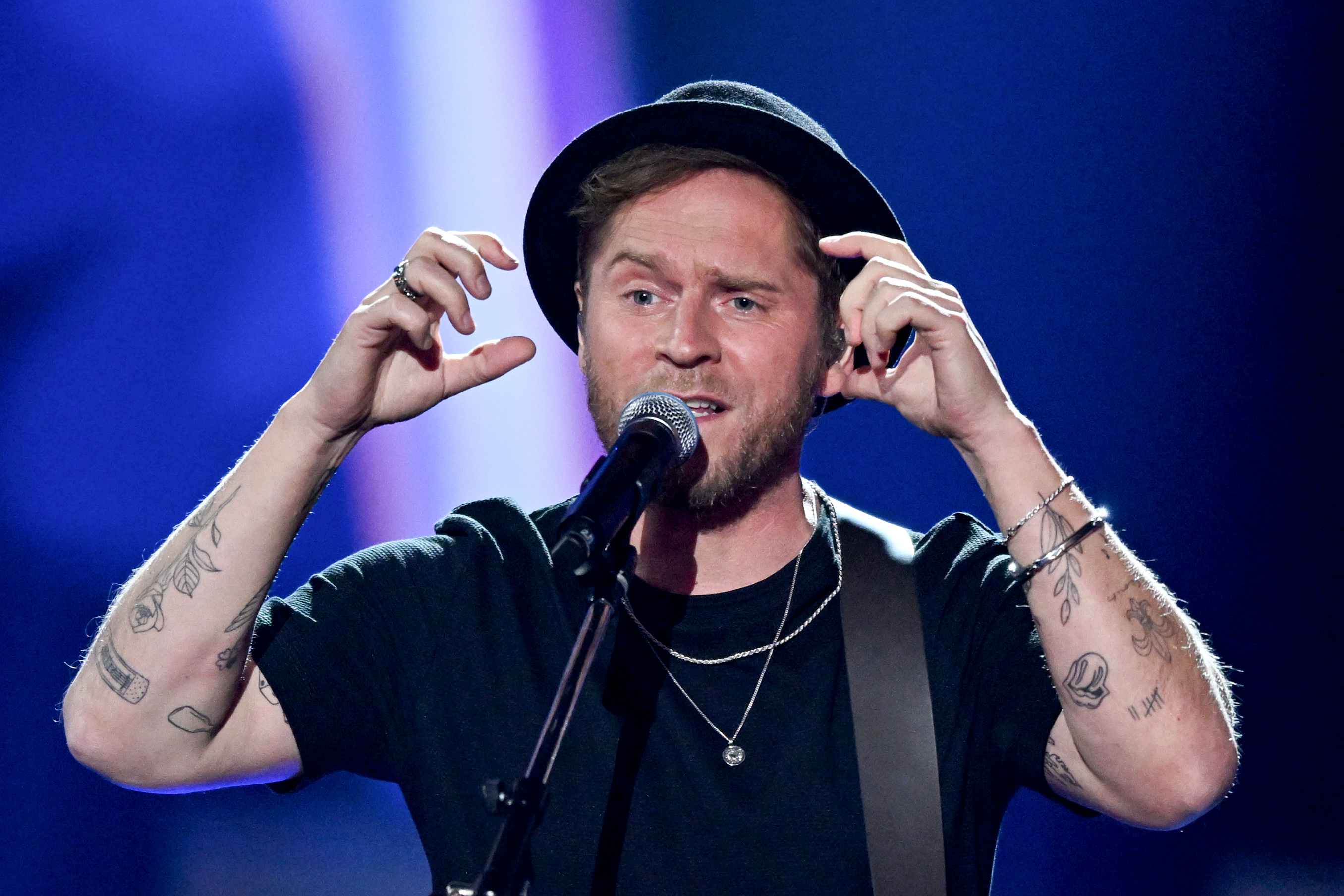 Sänger Johannes Oerding singt bei der Verleihung des Medienpreises "Goldene Henne", 2023 | Quelle: Getty Images