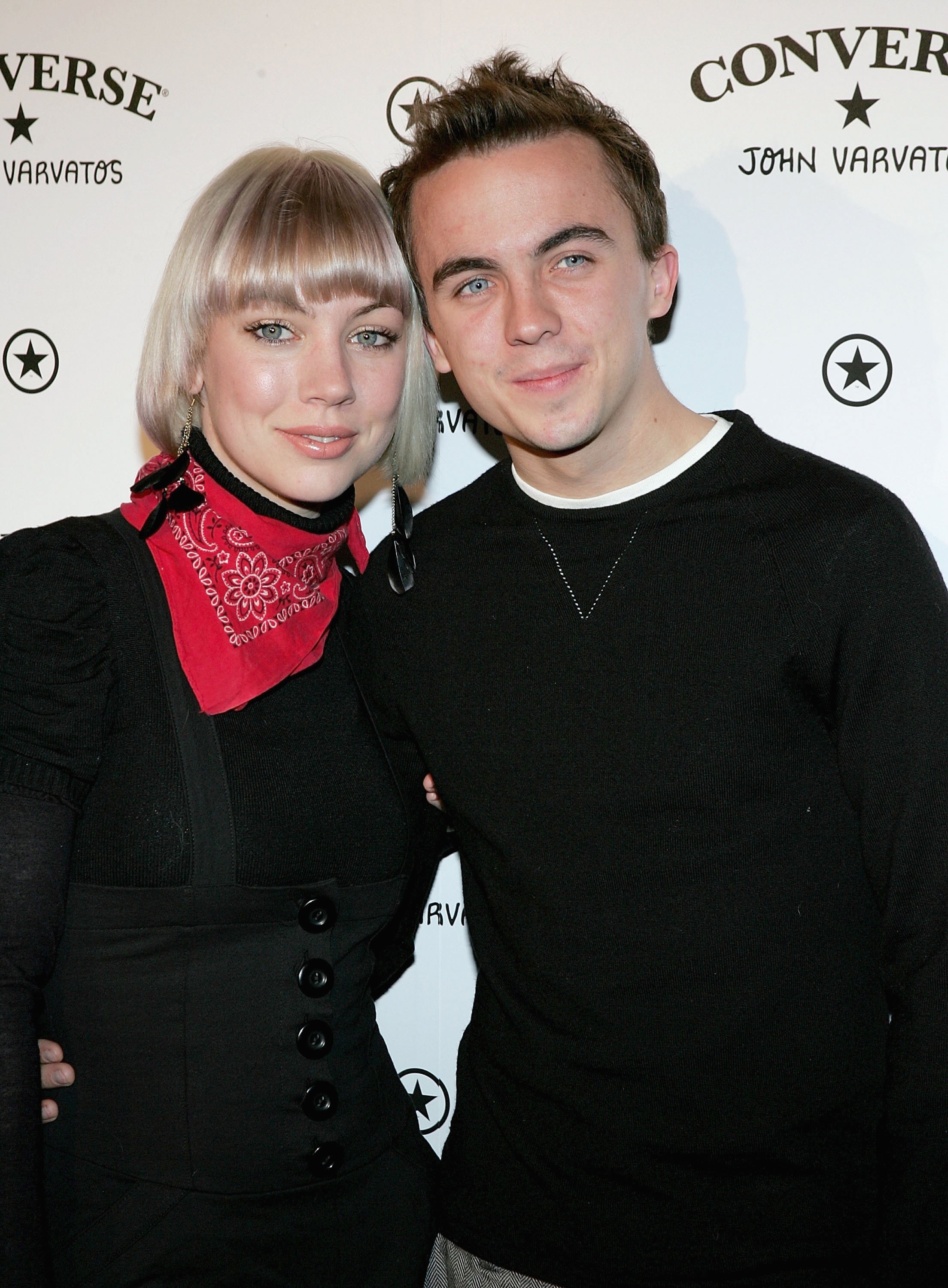 Jamie Gandy und Frankie Muniz auf einer Party zur Einführung von Converse by John Varvatos am 23. März 2006 in New York. | Quelle: Getty Images