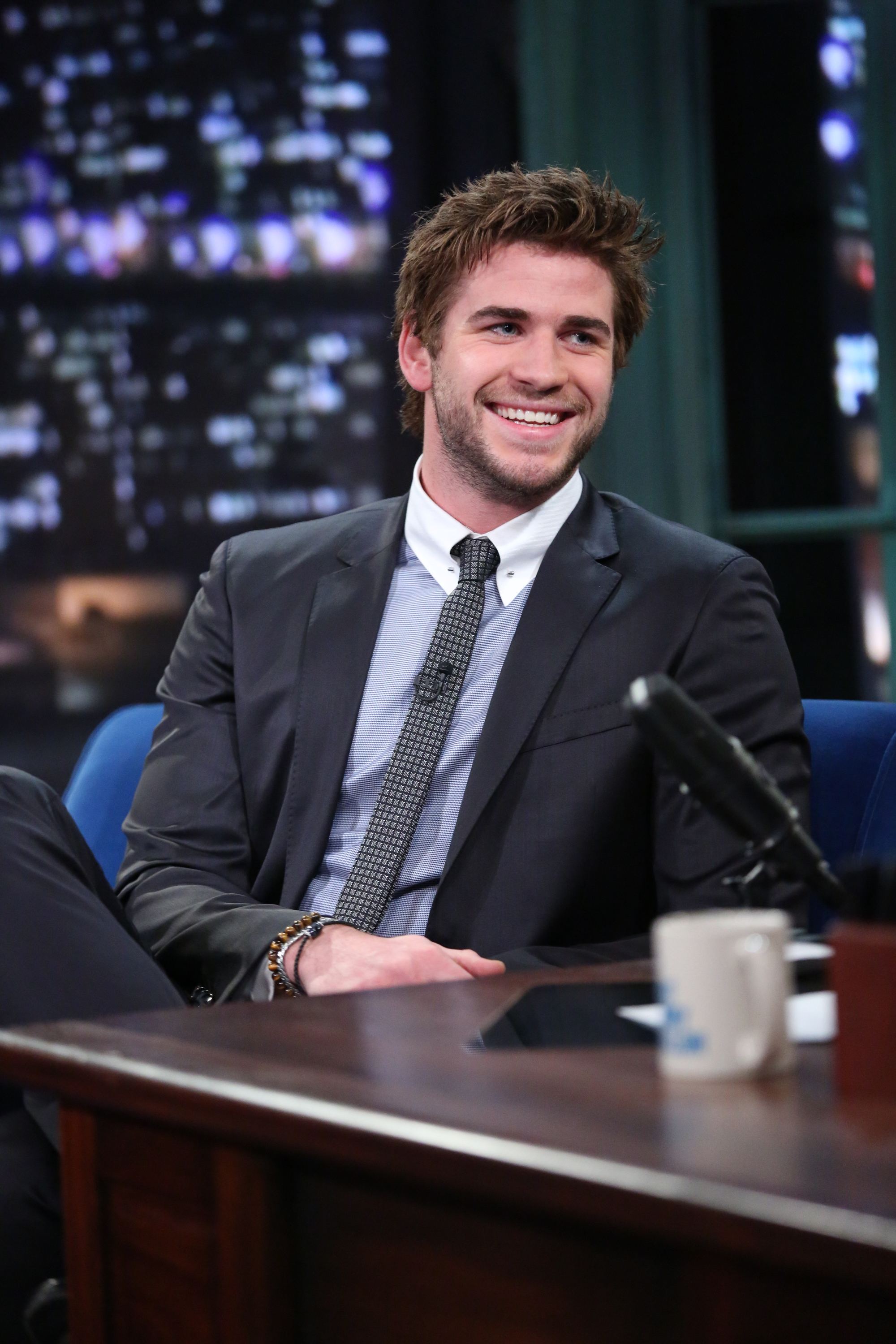 Liam Hemsworth während einer Folge der "Late Night Show" mit Jimmy Fallon - Staffel 5 am 21. November 2013 | Quelle: Getty Images