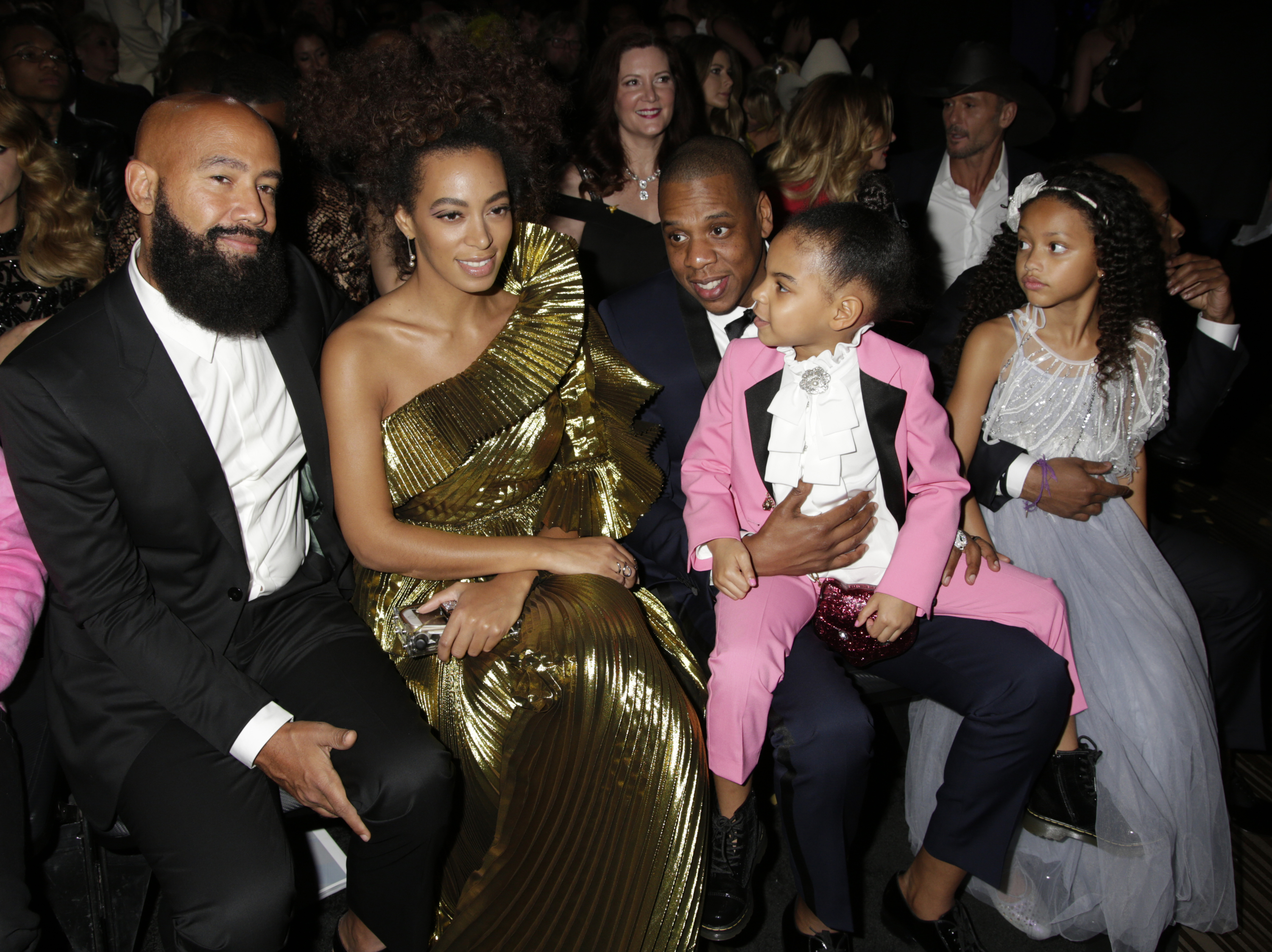 Alan Ferguson, Solange Knowles, Jay Z und Blue Ivy Carter während der 59th Annual Grammy Awards im Staples Center am 12. Februar 2017 in Los Angeles, Kalifornien | Quelle: Getty Images