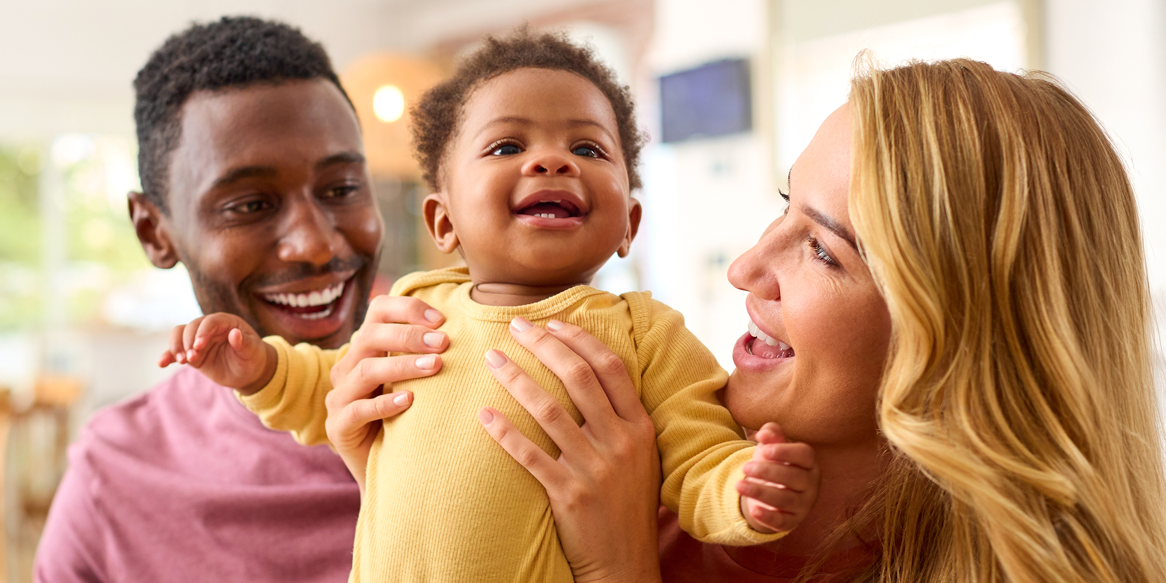 Ein Paar mit einem Baby | Quelle: Shutterstock