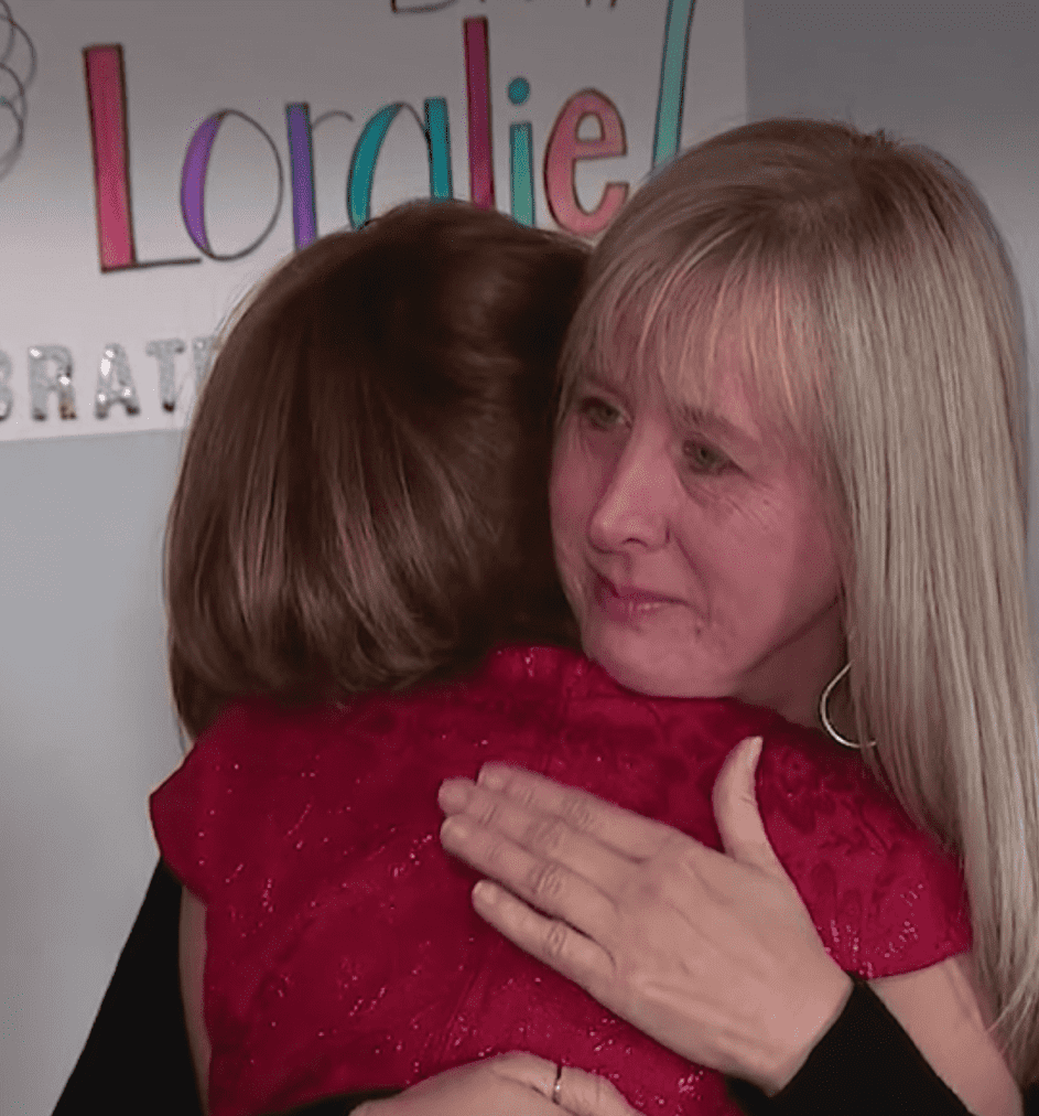 Eine emotionale Umarmung zwischen einer Schülerin und einer Lehrerin, als sie offiziell deren Tochter wird. | Quelle: Facebook/ABC7