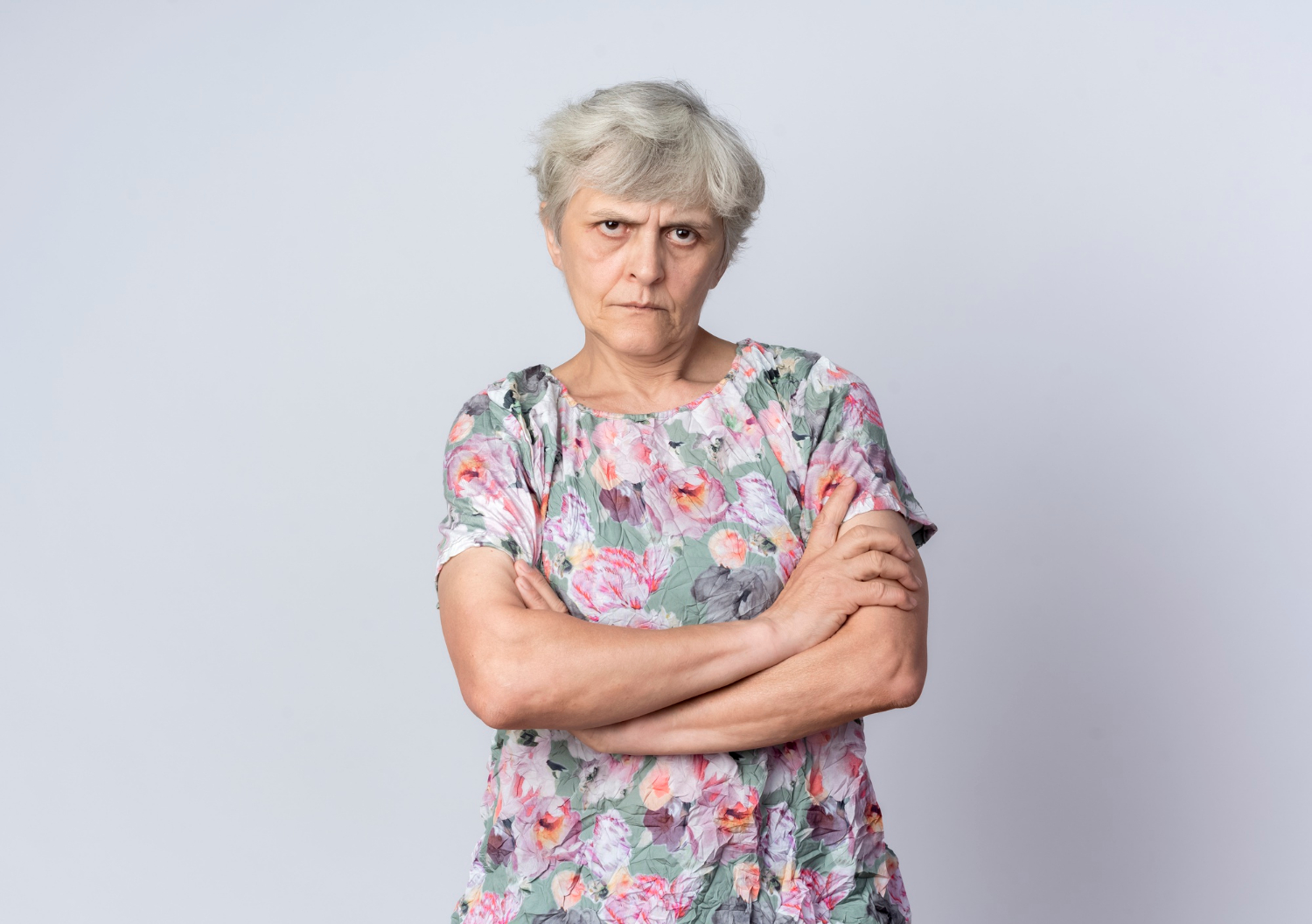 Eine wütende ältere Frau | Quelle: Freepik