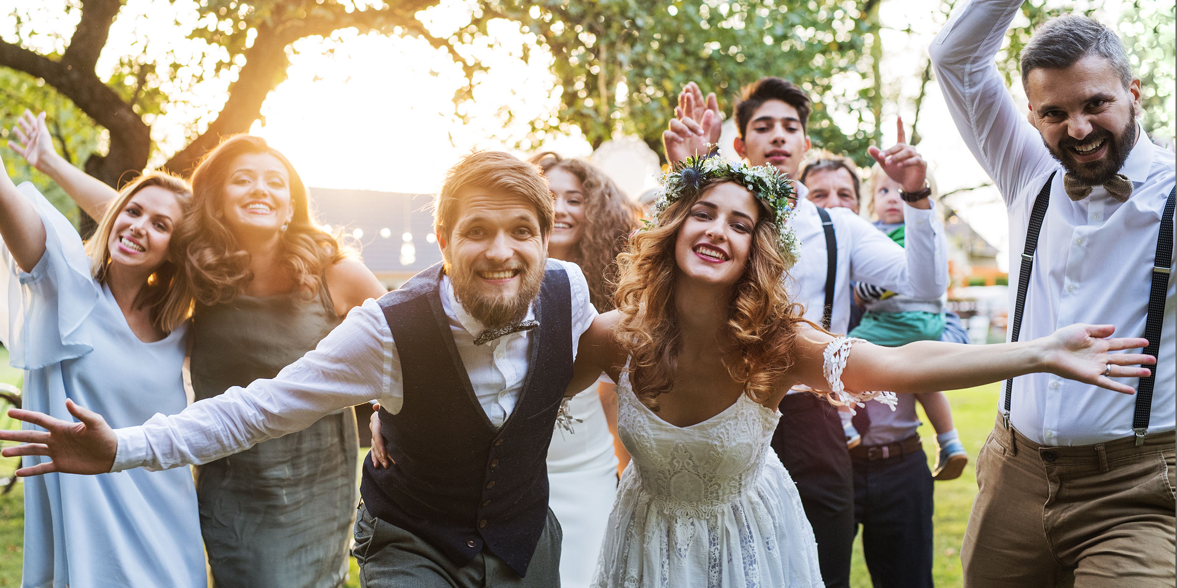 Eine Hochzeitsgesellschaft, die Spaß hat | Quelle: Shutterstock