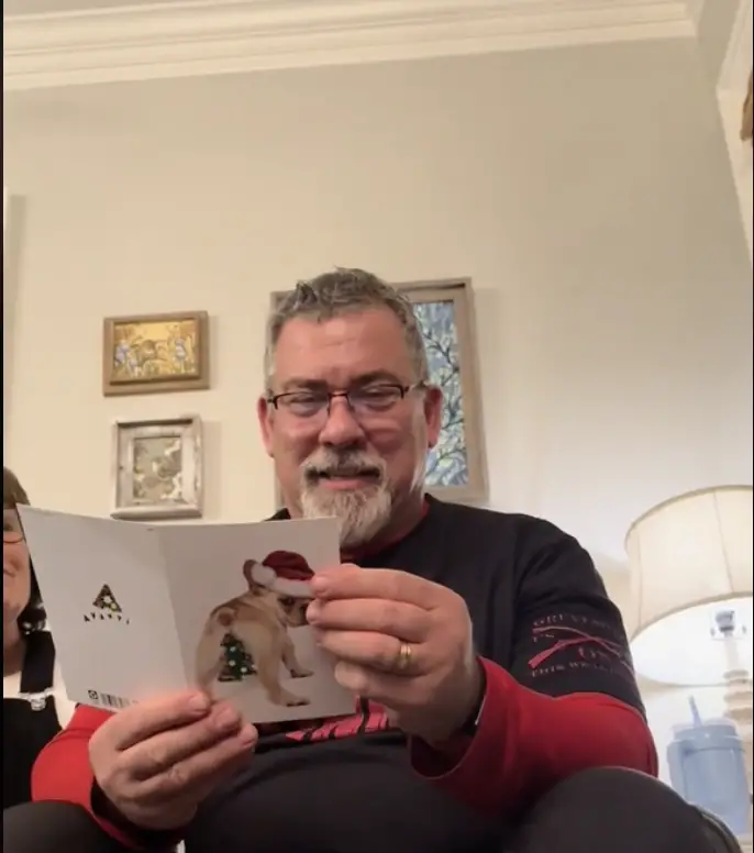 Ted Lawver hält eine Weihnachtskarte | Quelle: TikTok/lindseyswagmom