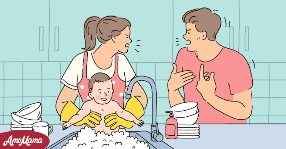 Ein Paar streitet sich, während sie das Baby in der Spüle wäscht. | Quelle: Amomama