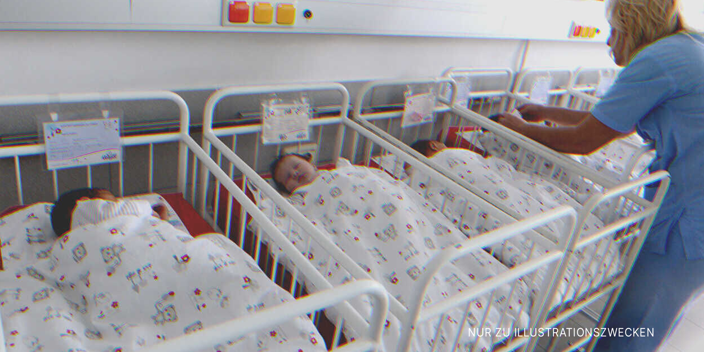 Eine Krankenschwester kümmert sich um neugeborene Babys im Krankenhaus | Quelle: Shutterstock