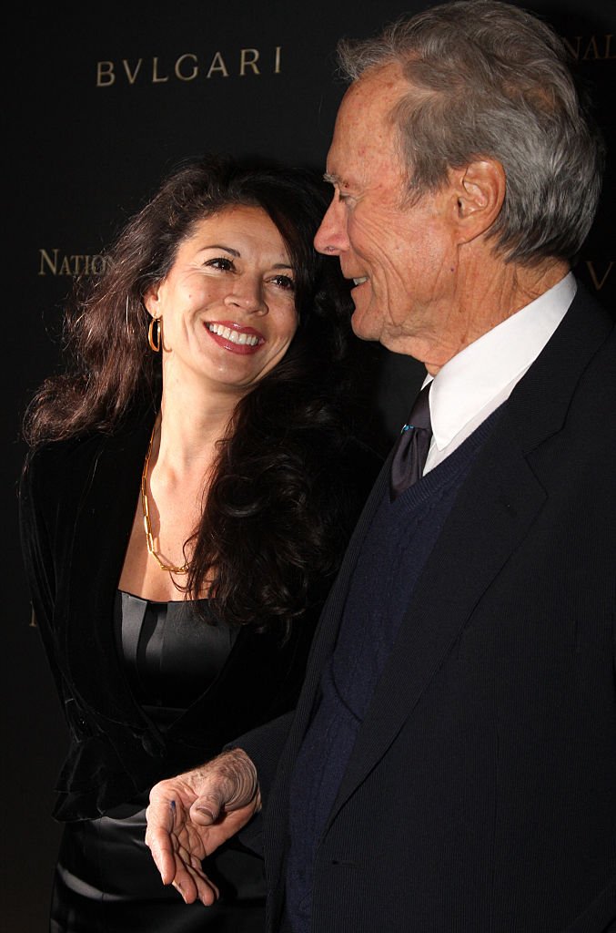 Dina Eastwood und Clint Eastwood treffen am 14. Januar 2009 bei der Gala des National Board of Review 2008 in Cipriani ein. | Quelle: Getty Images
