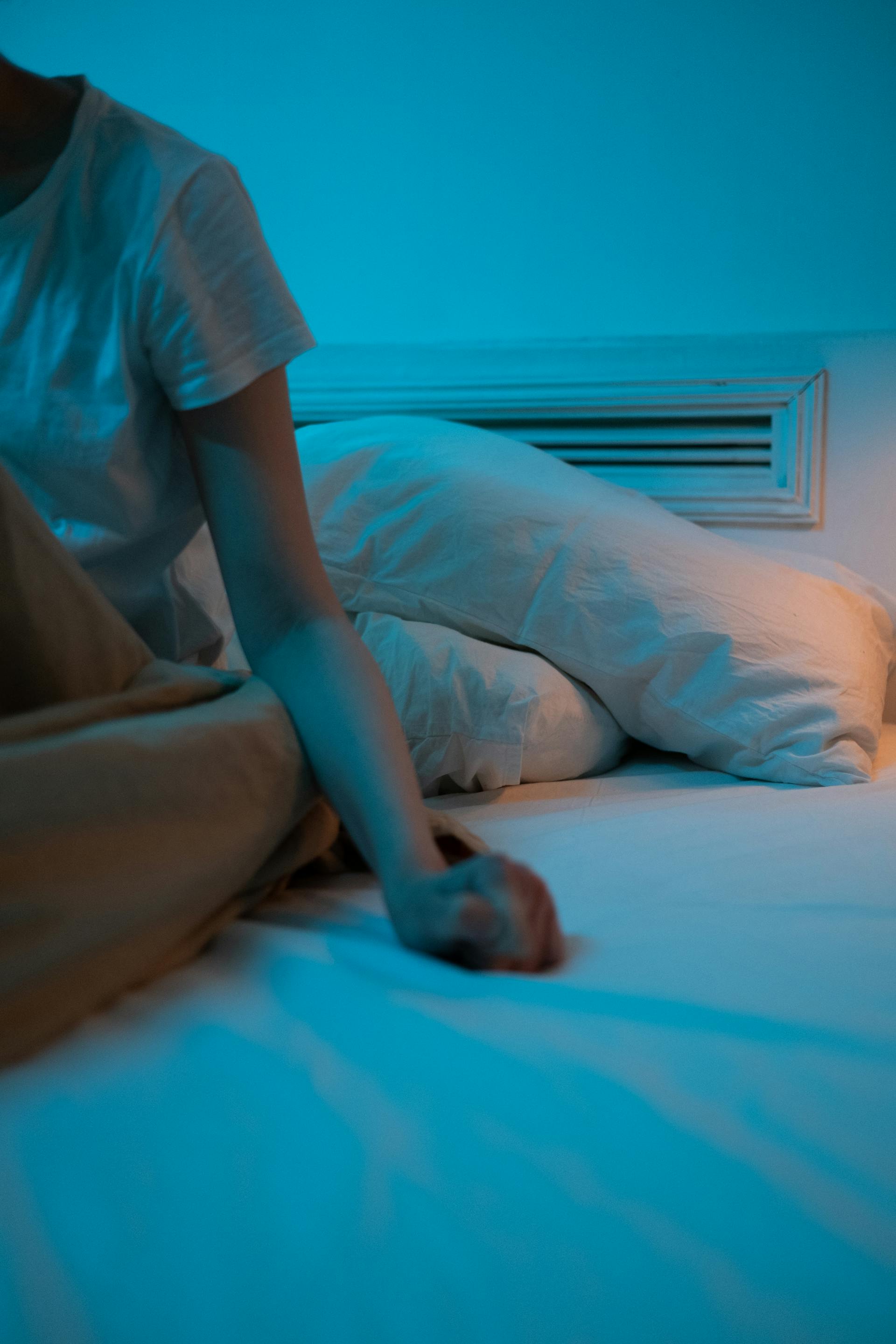 Eine Frau, die sich im Bett aufrichtet | Quelle: Pexels