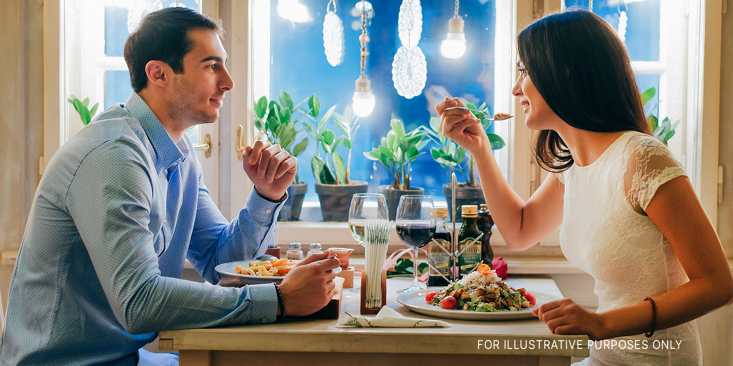 Mann und Frau beim Abendessen | Quelle: Getty Images