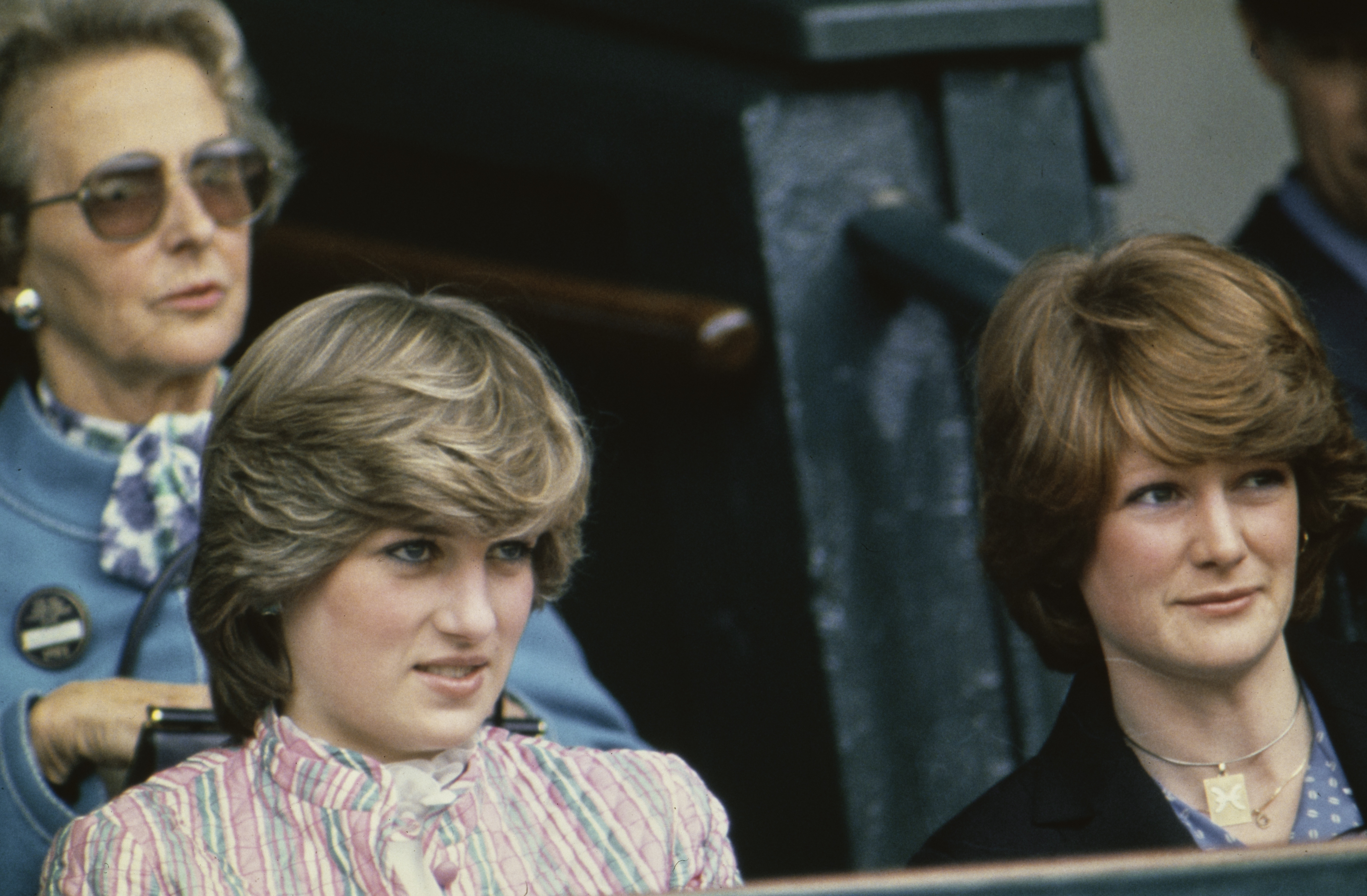 Im Gegensatz zur Familie Windsor hielten die Spencers viel engeren Kontakt zu den Sussexes. Auf diesem Foto verfolgen Lady Diana Spencer und ihre Schwester Lady Sarah Spencer am 3. Juli 1981 in London, England, das Damenfinale der Wimbledon-Meisterschaften. | Quelle: Getty Images