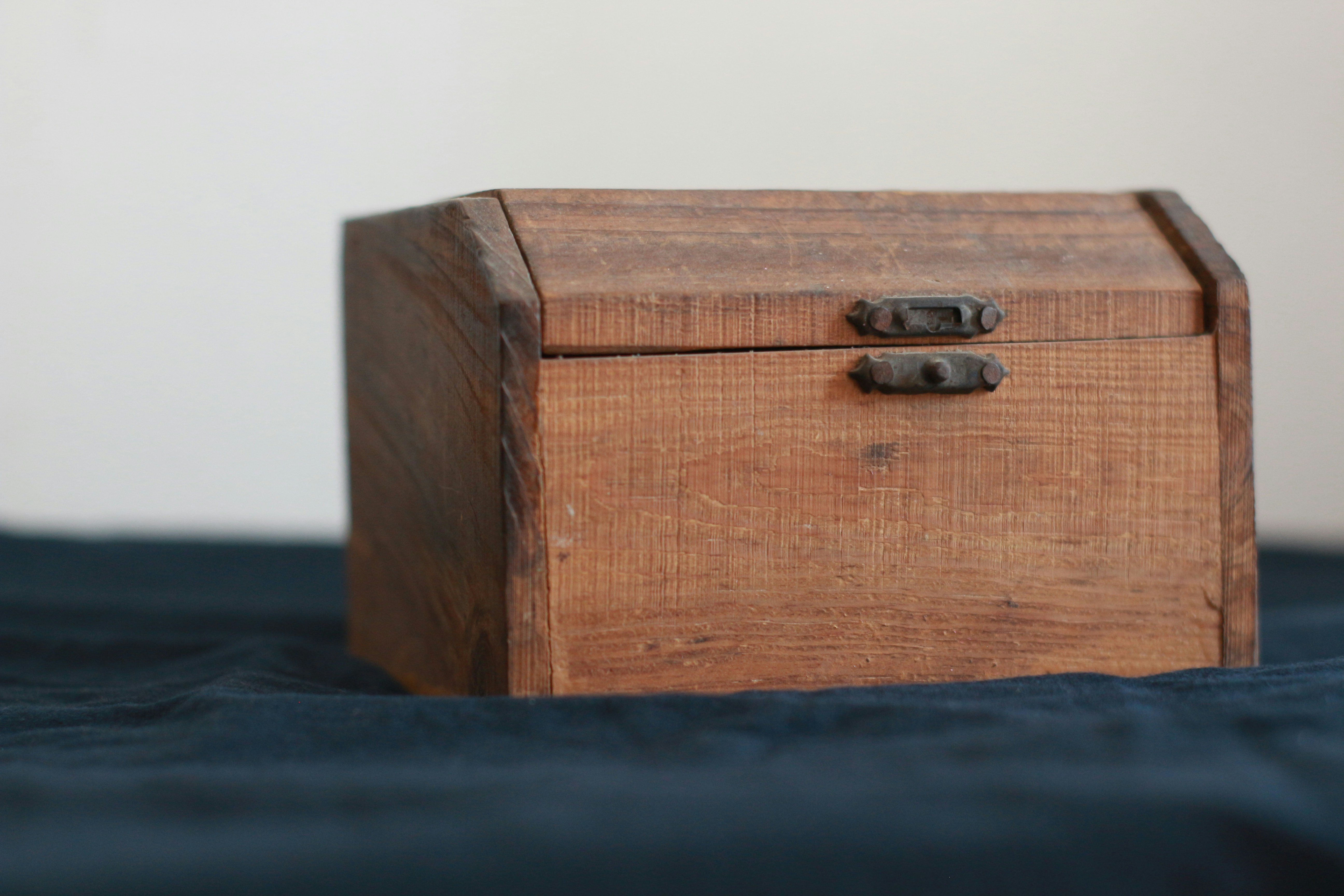 Eine Holzkiste | Quelle: Unsplash