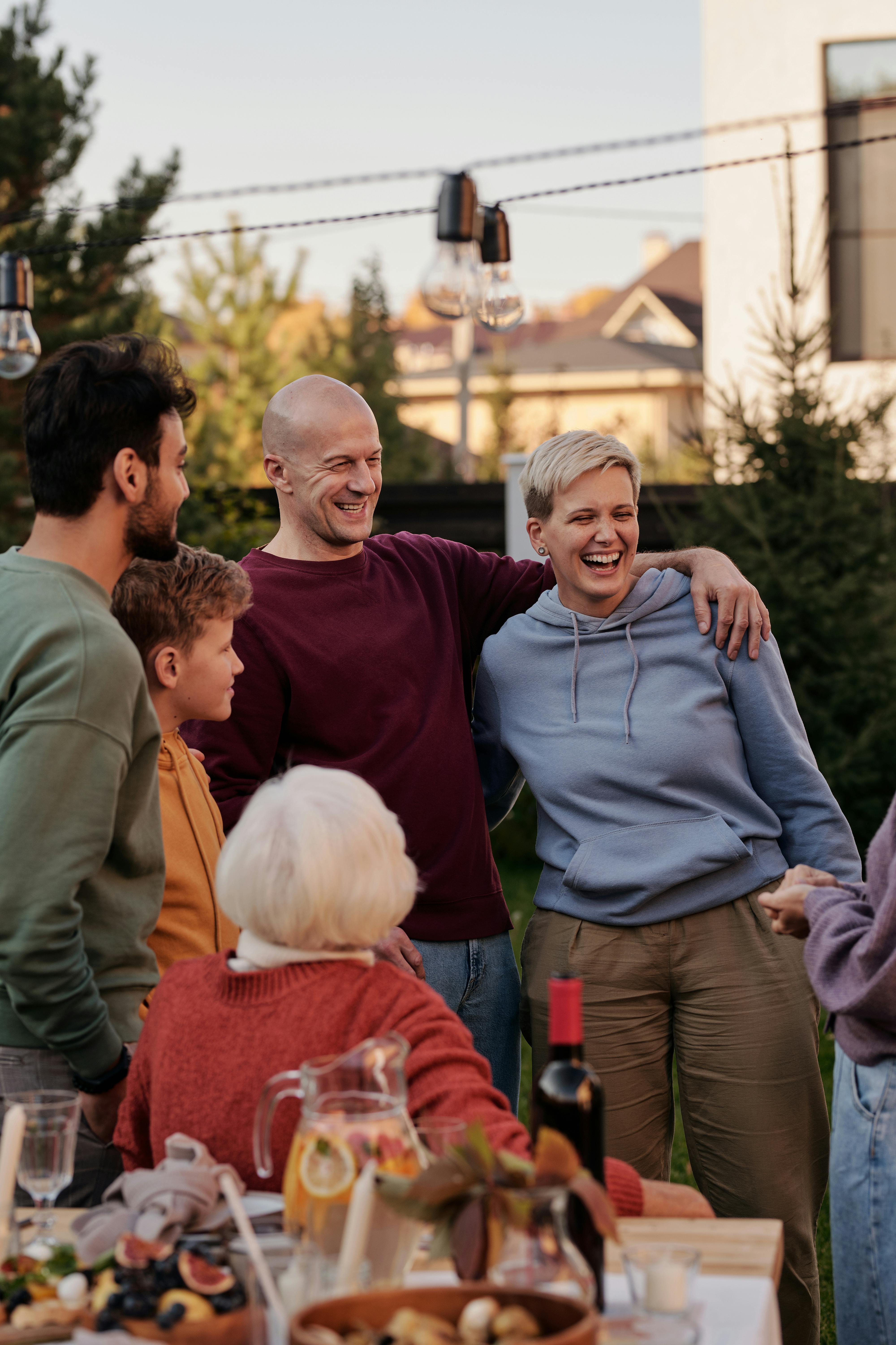 Lächelnde Menschen bei einem Familienessen | Quelle: Pexels