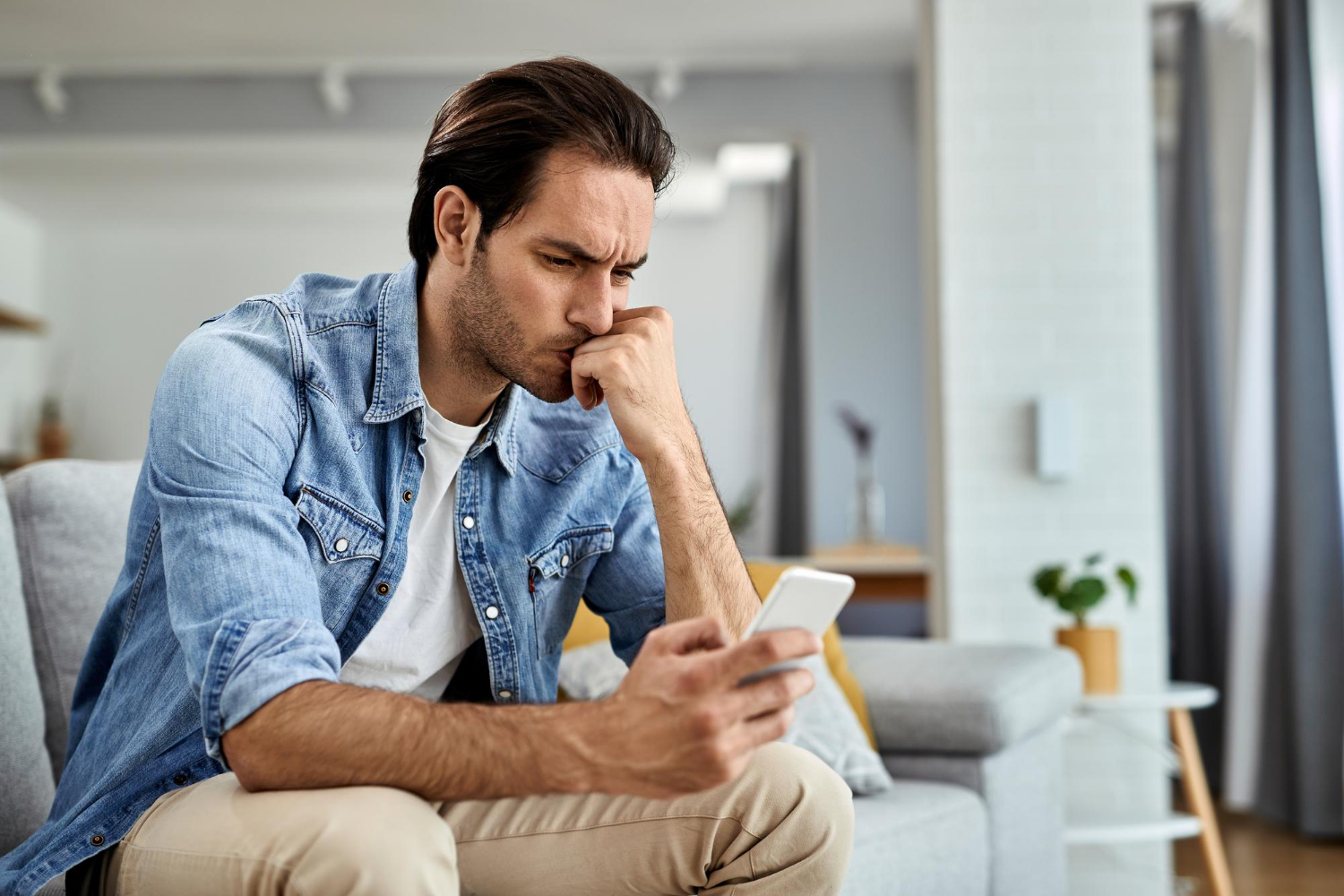 Ein verärgerter Mann schaut auf sein Telefon | Quelle: Freepik