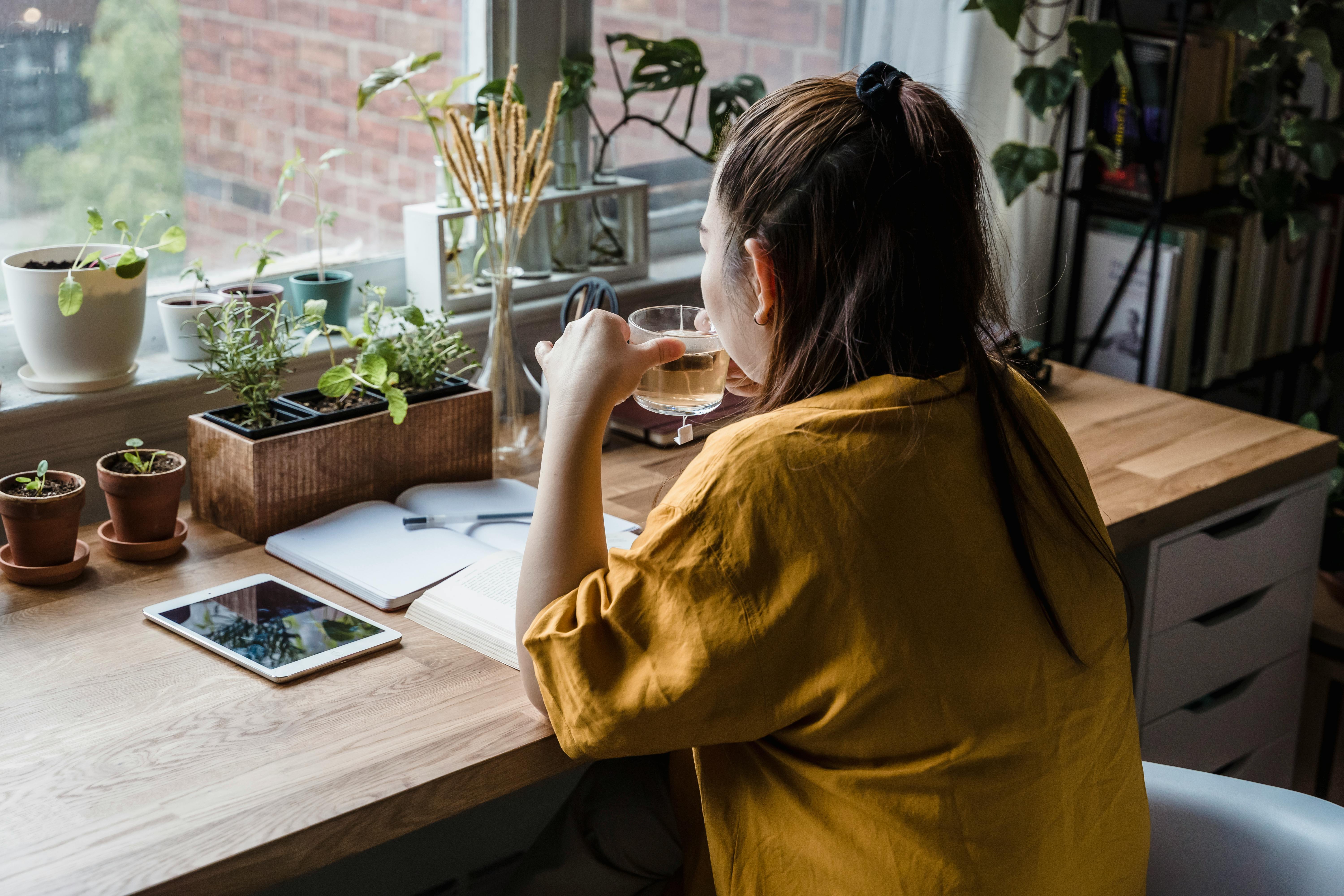 Eine Frau trinkt Tee | Quelle: Pexels