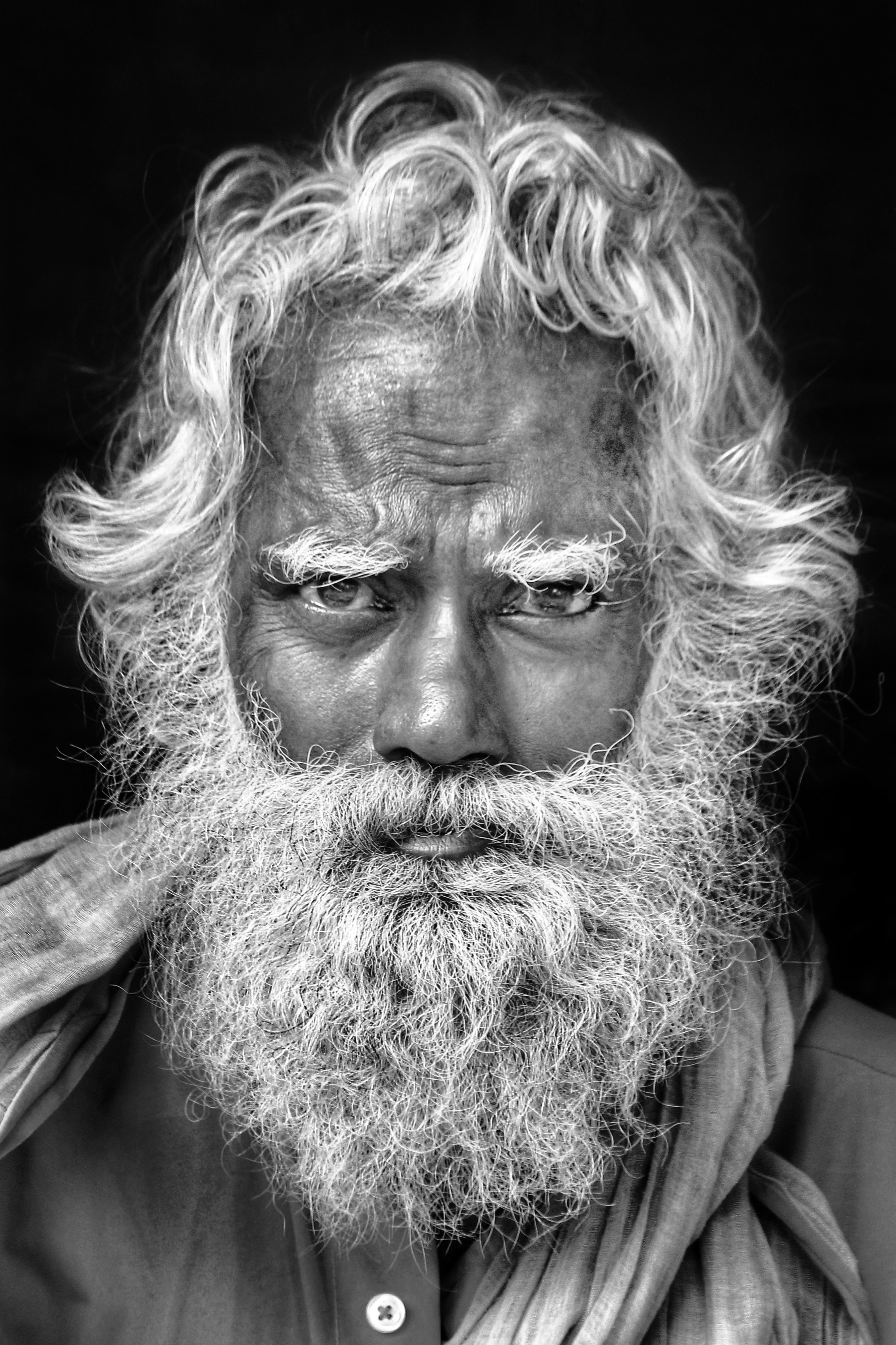 Wątpiący bezdomny | Źródło: Unsplash