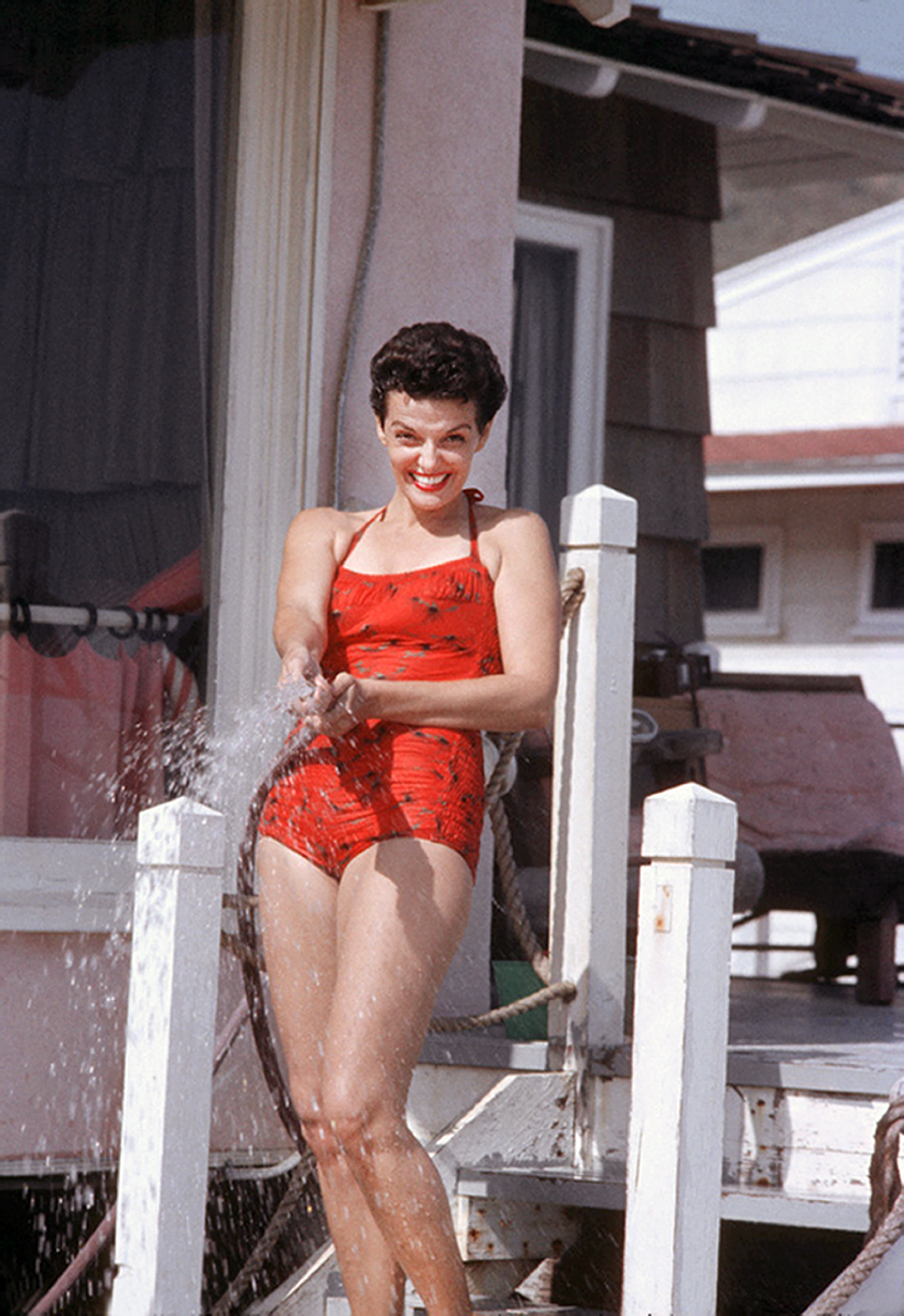 Jane Russell 1957 in einem Badeanzug fotografiert | Quelle: Getty Images