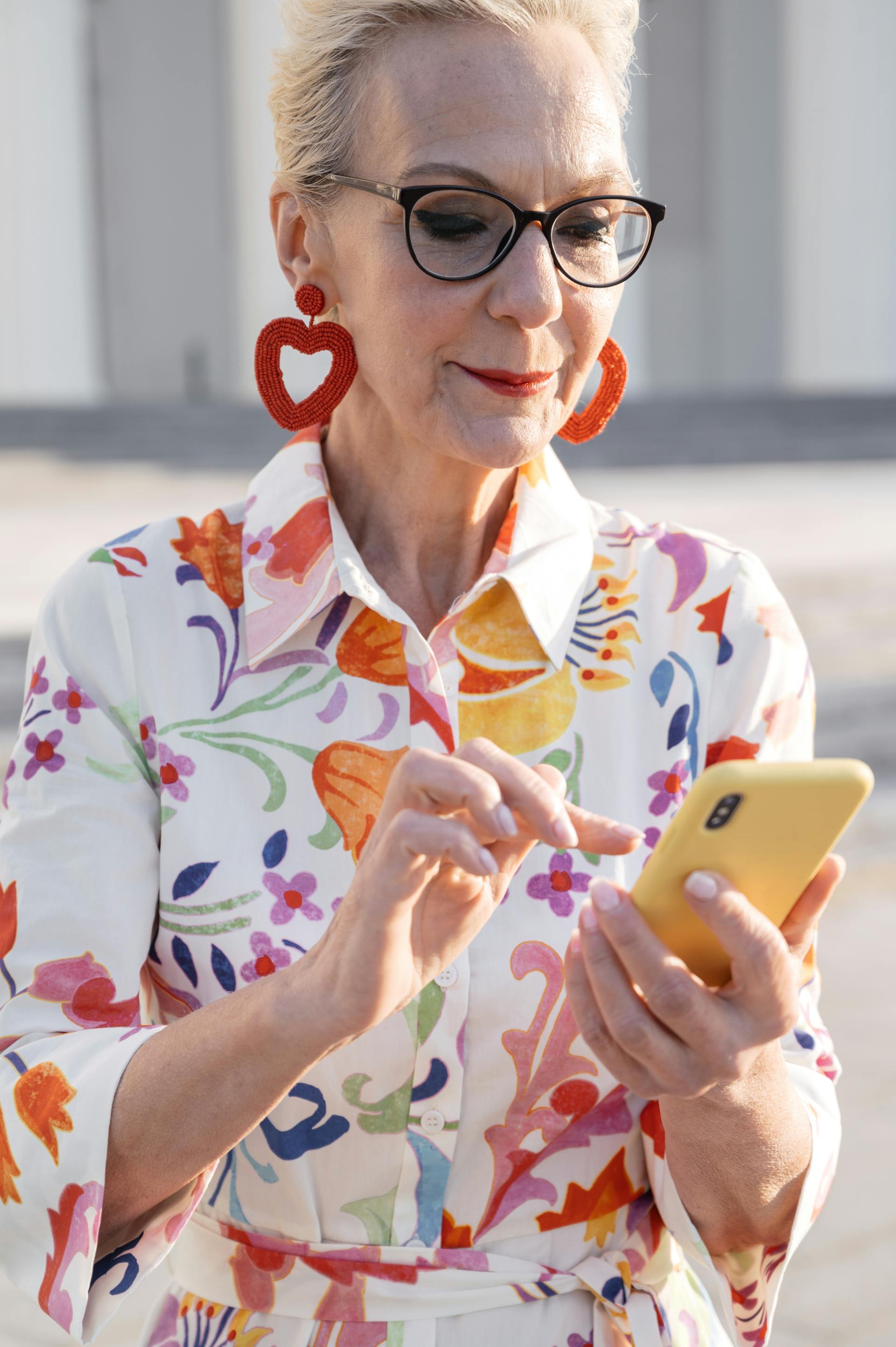 Eine ältere Frau benutzt ihr Telefon | Quelle: Pexels