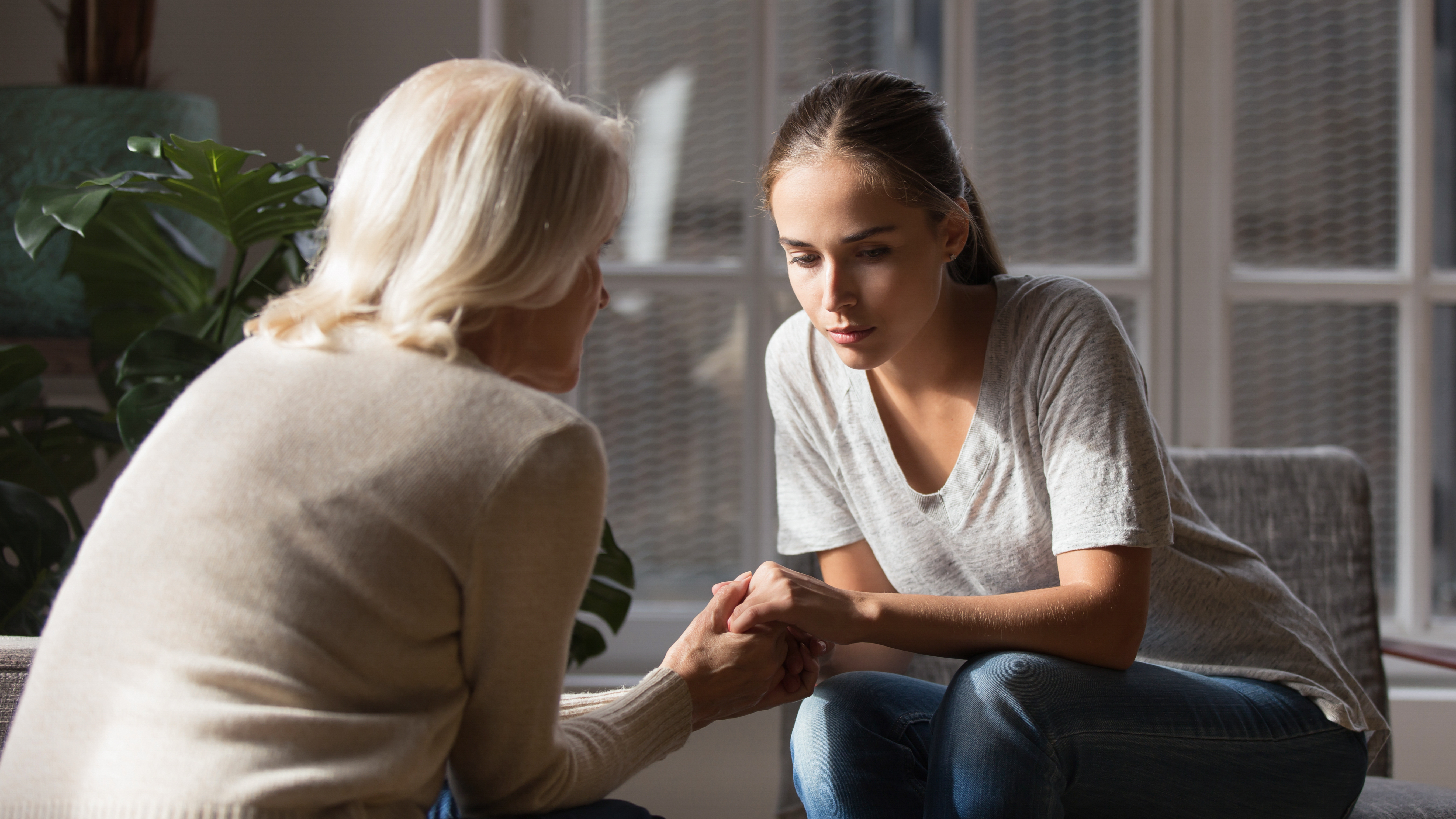 Mutter und Tochter halten sich an den Händen | Quelle: Shutterstock