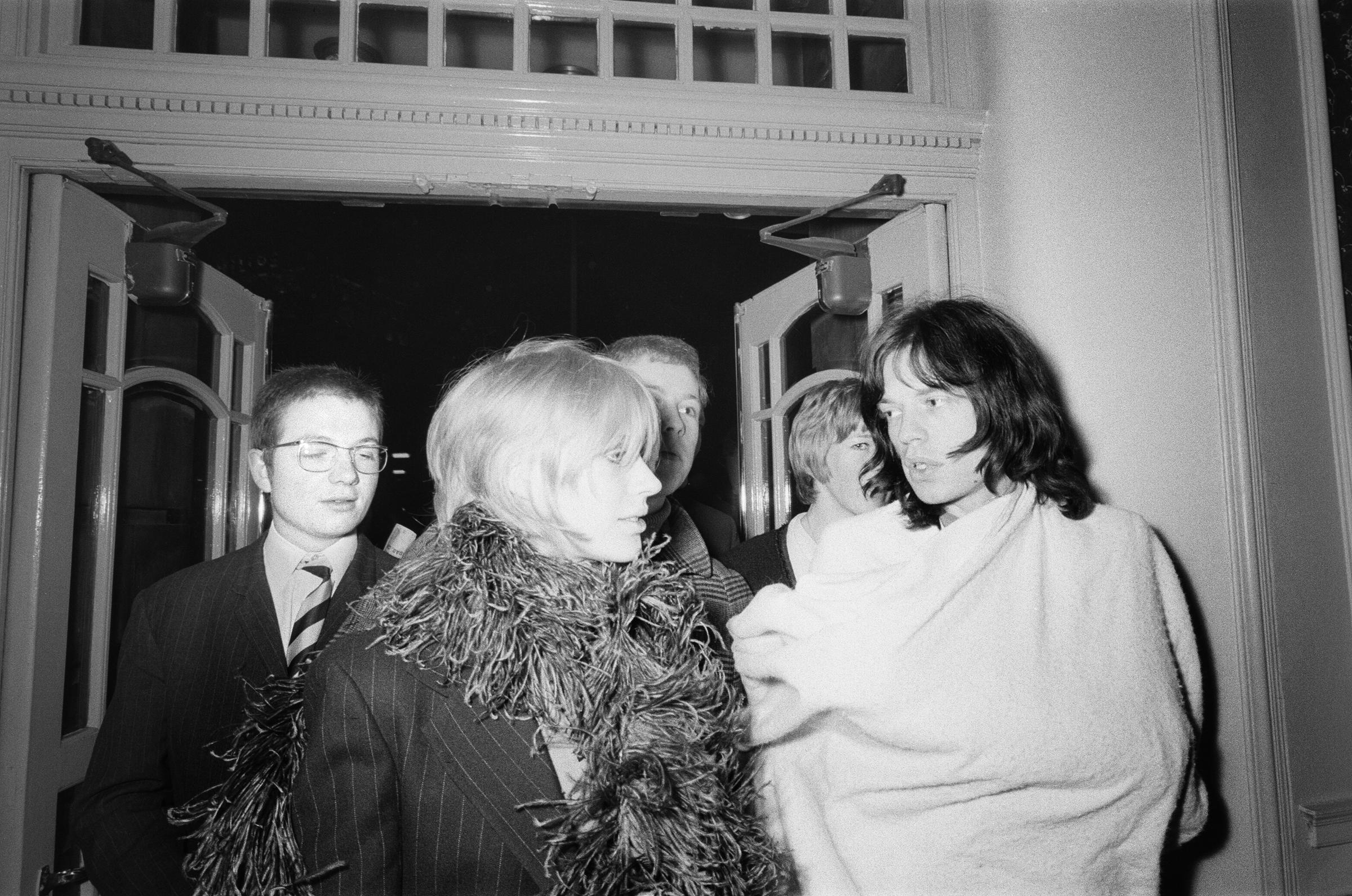 Marianne Faithfull und Mick Jagger, fotografiert im Shaftsbury Theatre am 4. Dezember 1968 in London. | Quelle: Getty Images