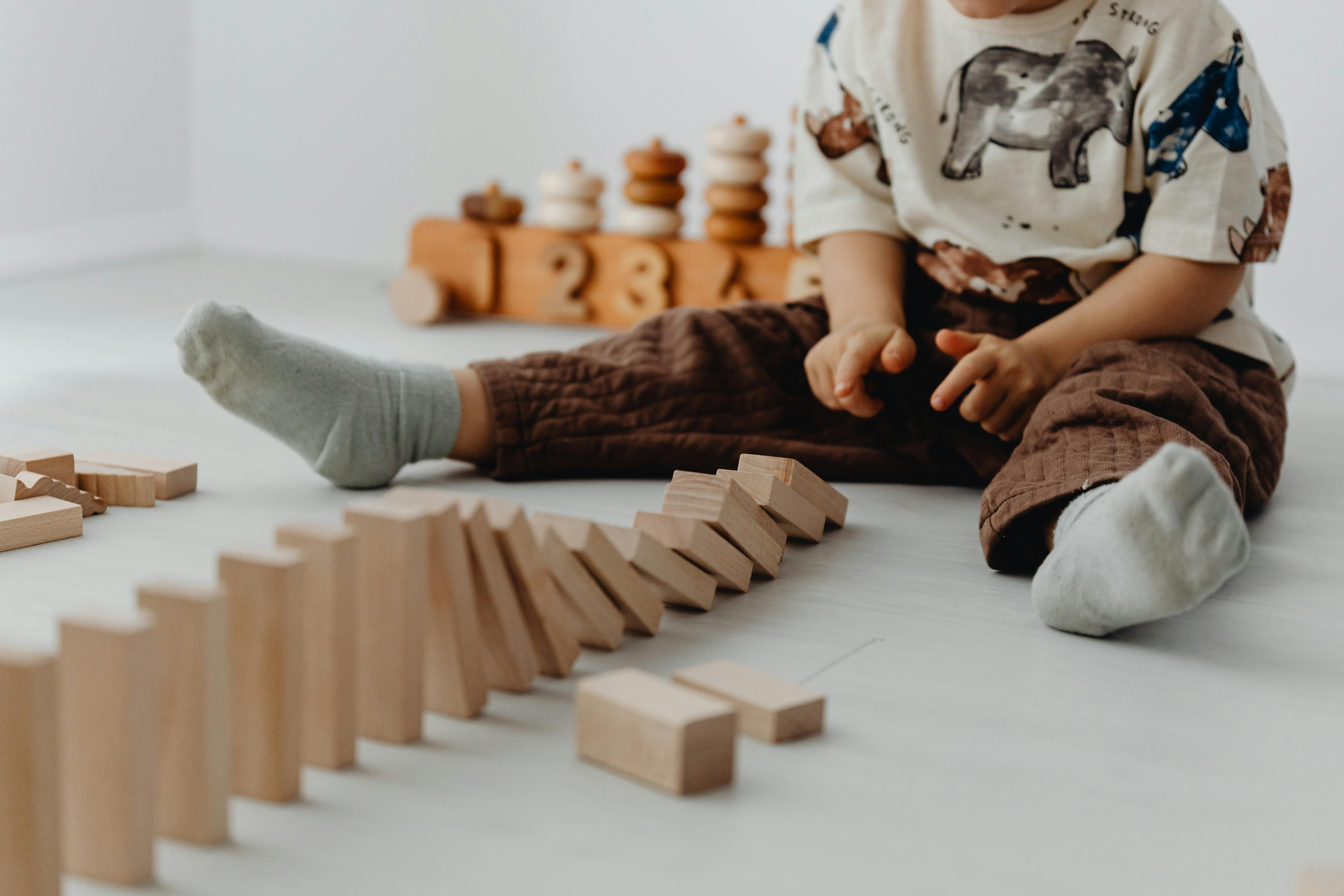 Ein Baby spielt mit Holzspielzeug | Quelle: Pexels