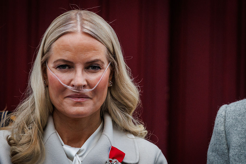 Die norwegische Kronprinzessin Mette Marit nimmt am 17. Mai 2026 in Oslo, Norwegen, am norwegischen Verfassungstag mit einem Kinderumzug in ihrer Residenz Skaugum teil. | Quelle: Getty Images
