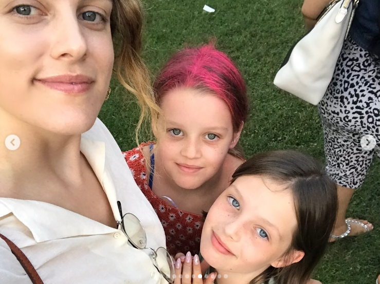 Riley Keough mit den Zwillingen Harper und Finley Lockwood, gepostet im Oktober 2024 | Quelle: Instagram.com/rileykeough