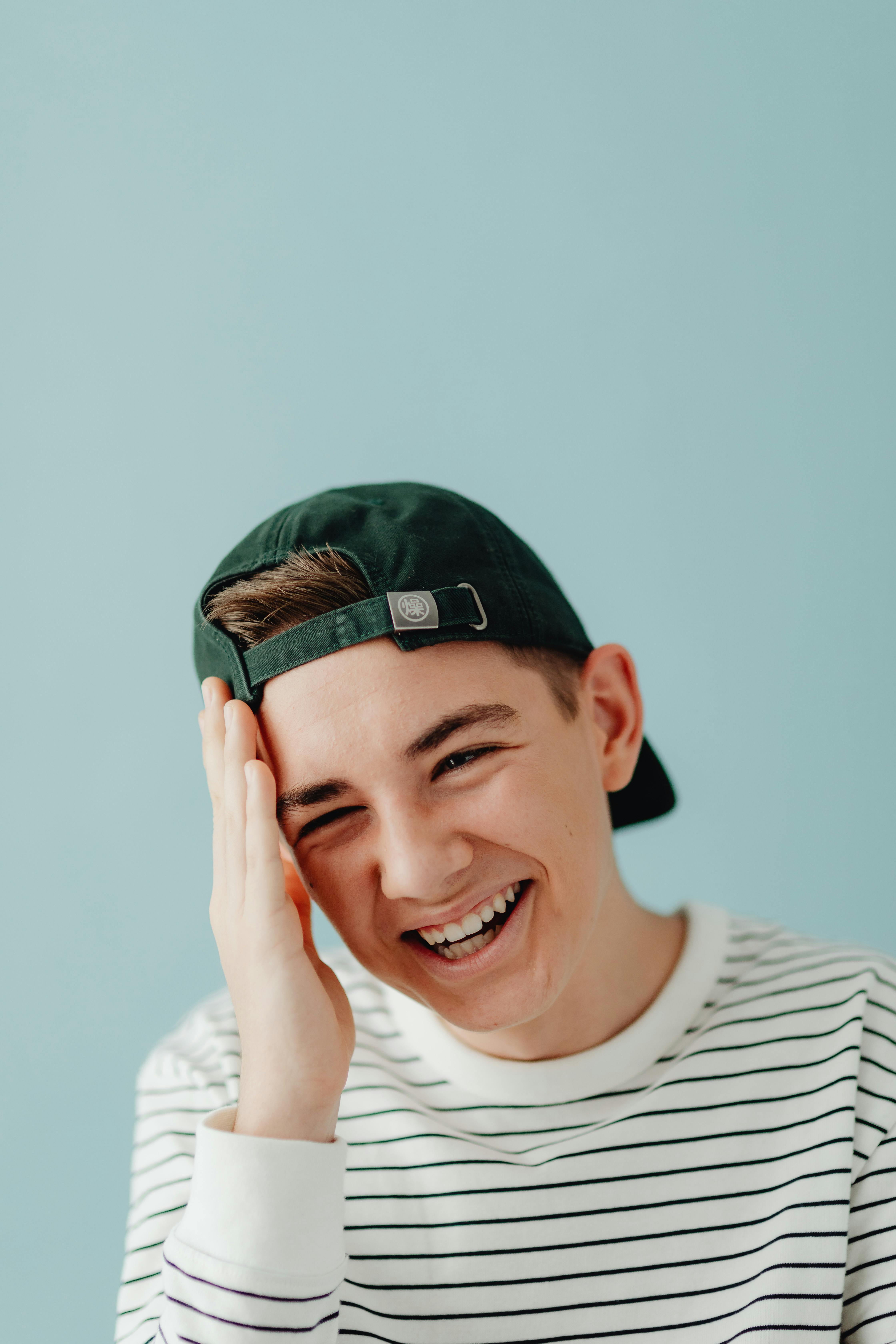 Ein lachender Teenager | Quelle: Pexels