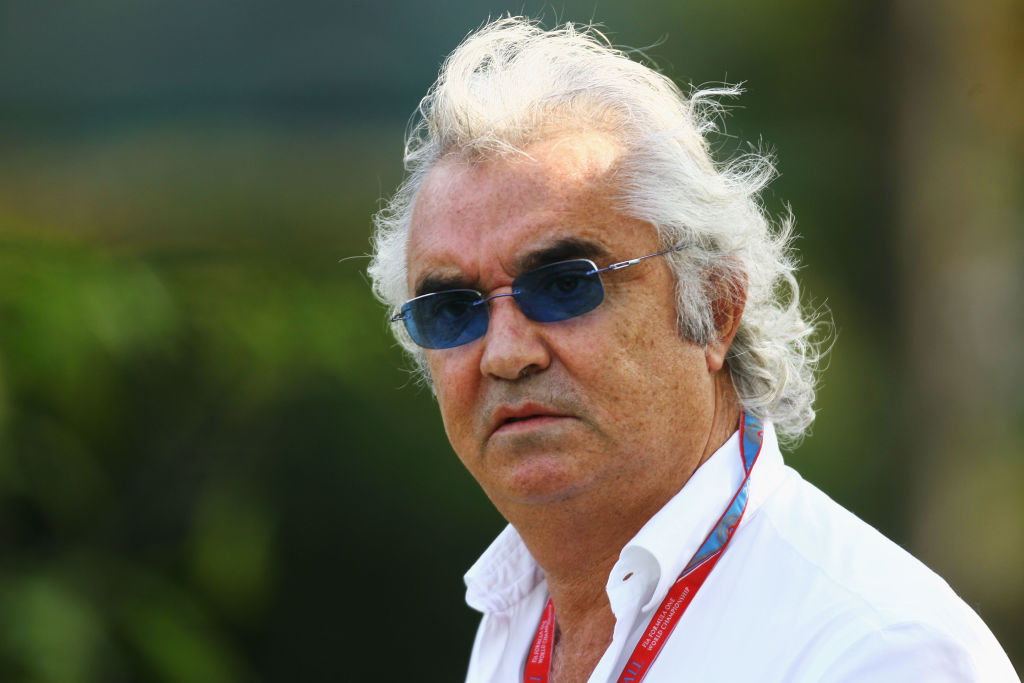 Flavio Briatore, Teamchef von Renault F1, wird während der Vorbereitungen zum Formel-1-Grand-Prix von China auf dem Shanghai International Circuit am 16. Oktober 2008 in Shanghai, China, im Fahrerlager gesehen. | Quelle: Getty Images