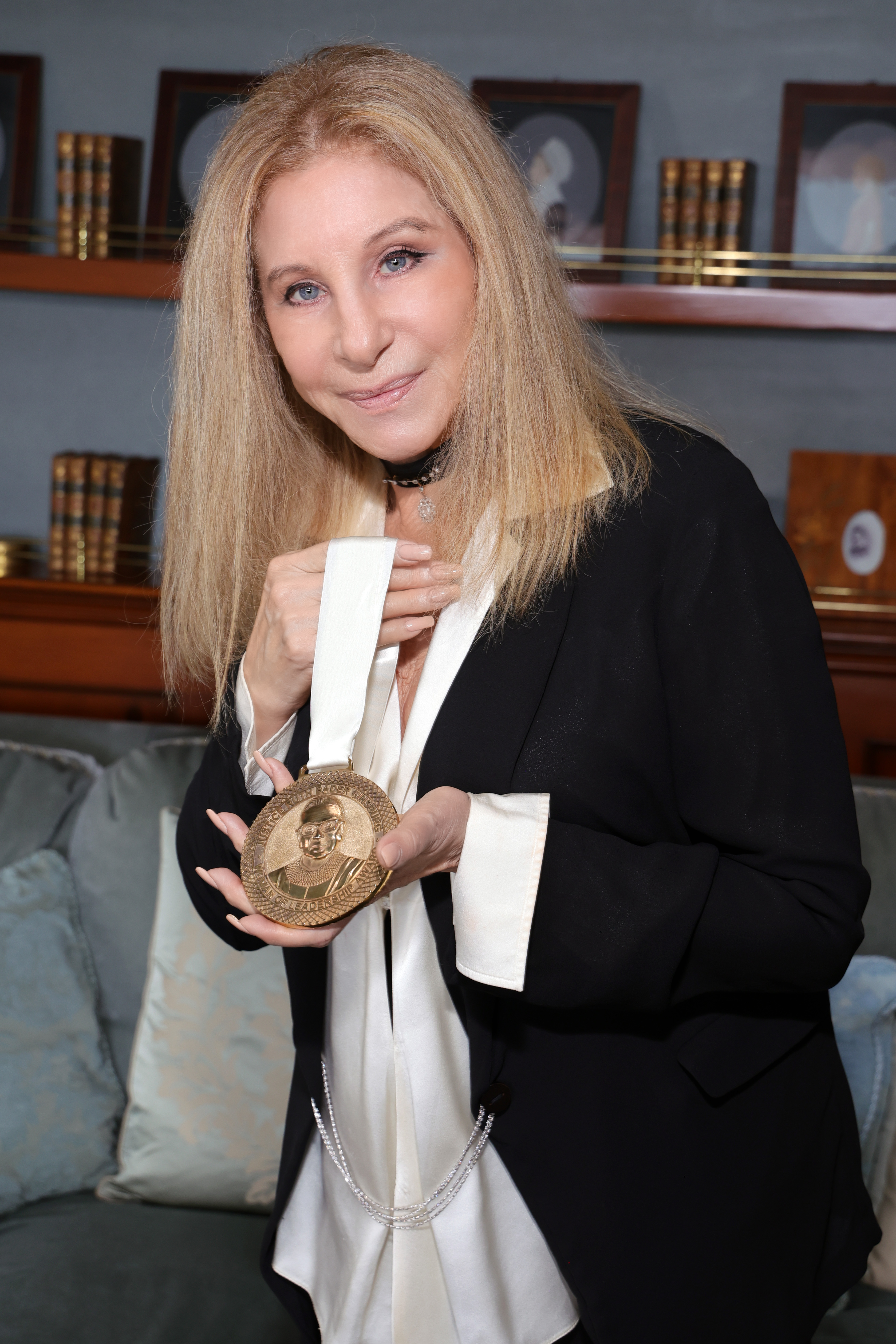 Barbra Streisand erhält am 1. Juli 2023 in Malibu, Kalifornien, den Justice Ruth Bader Ginsburg Woman of Leadership Award. | Quelle: Getty Images