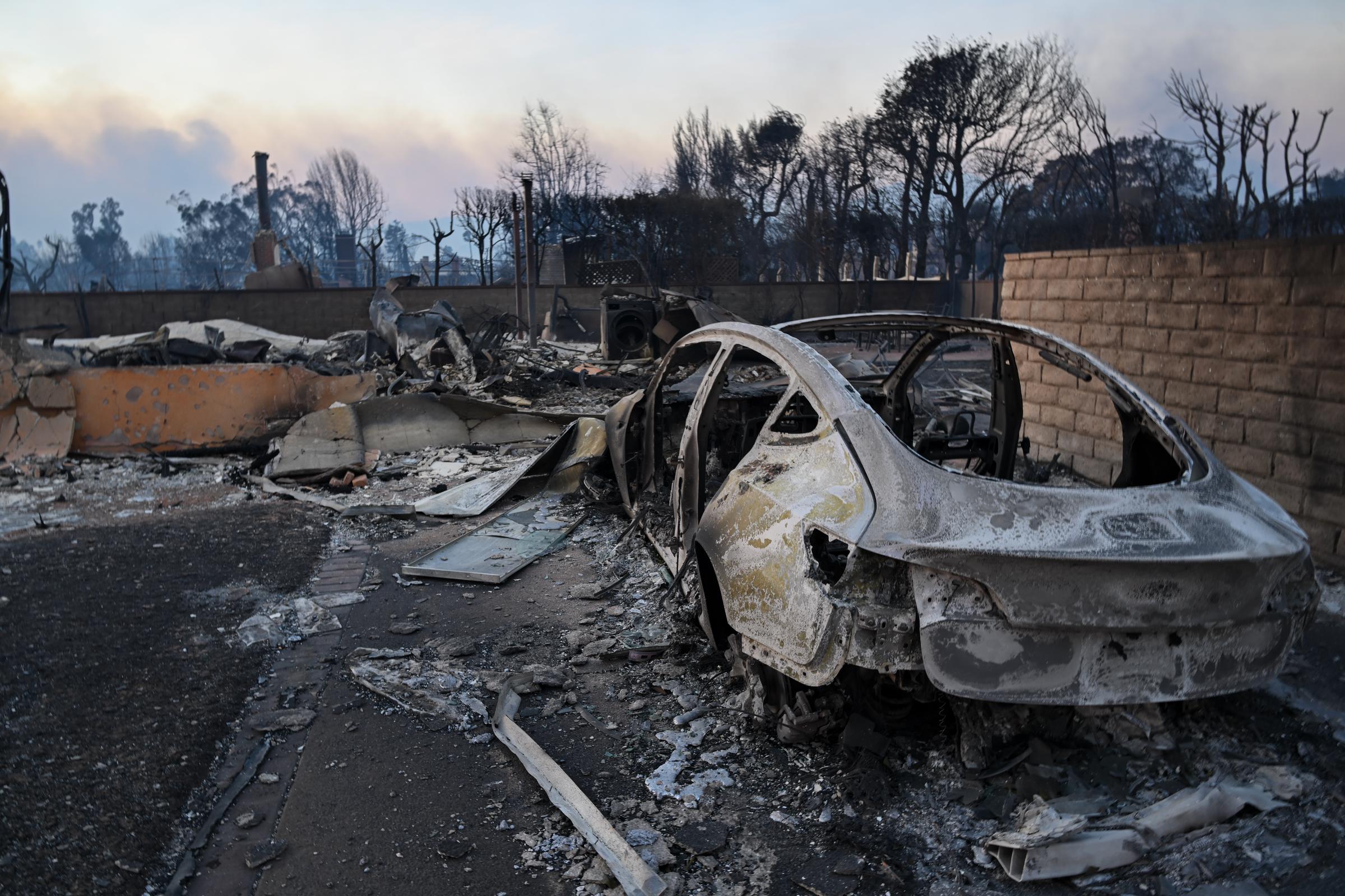 Ein Blick auf die Zerstörung, während Anwohner versuchen, dem Gelände in Pacific Palisades, Kalifornien, Los Angeles, am 8. Januar 2025 zu entkommen | Quelle: Getty Images